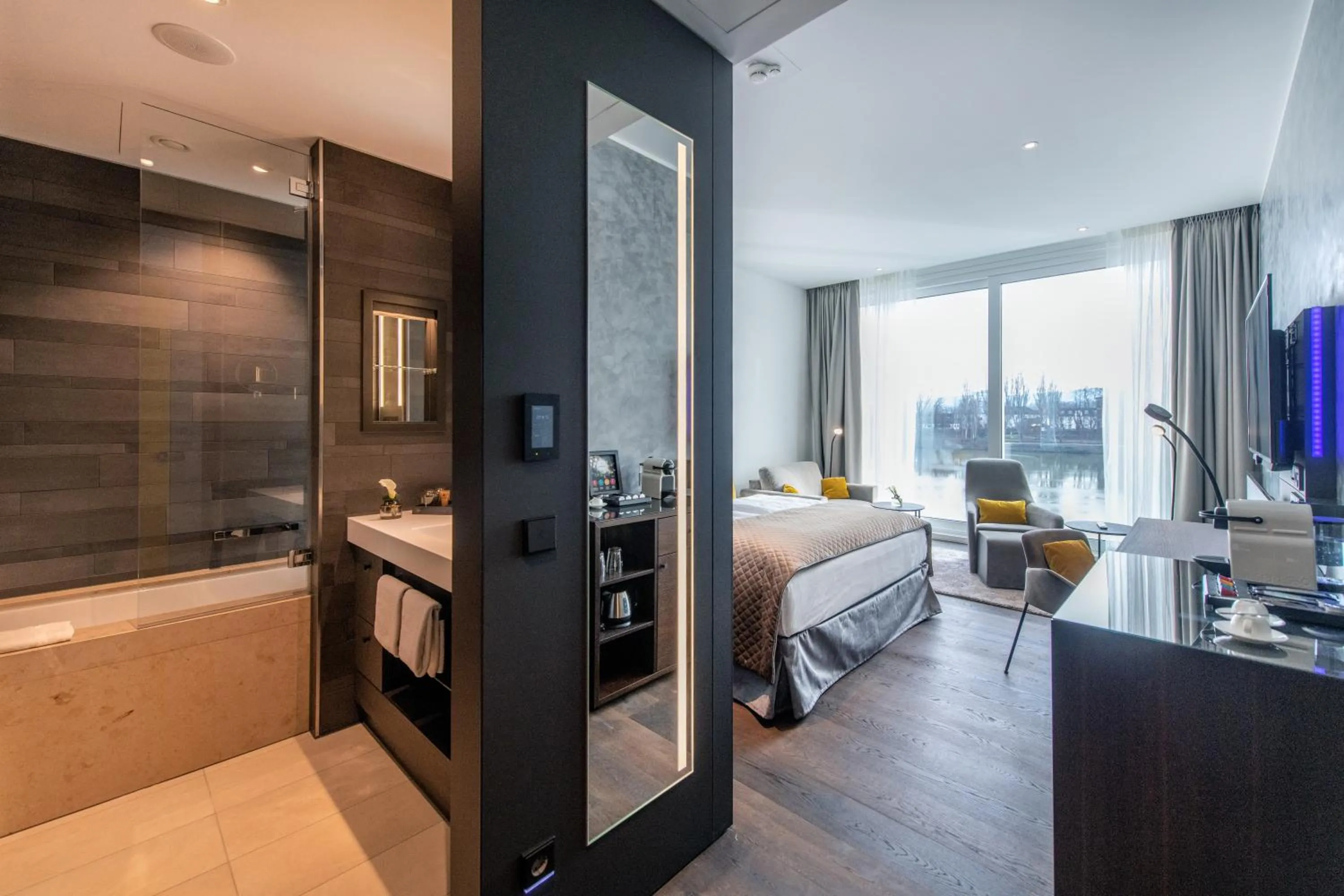 Bathroom, Bed in FÄHRHAUS Koblenz