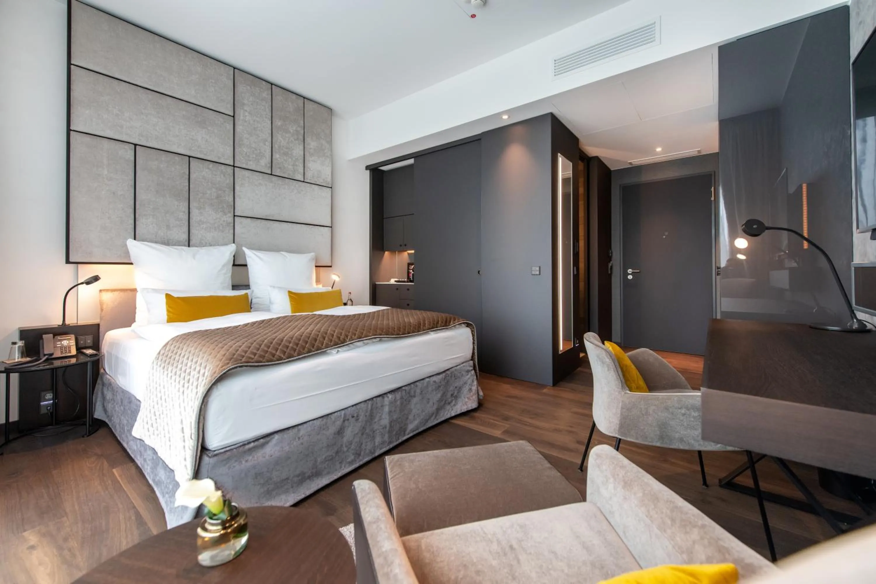 Photo of the whole room, Bed in FÄHRHAUS Koblenz