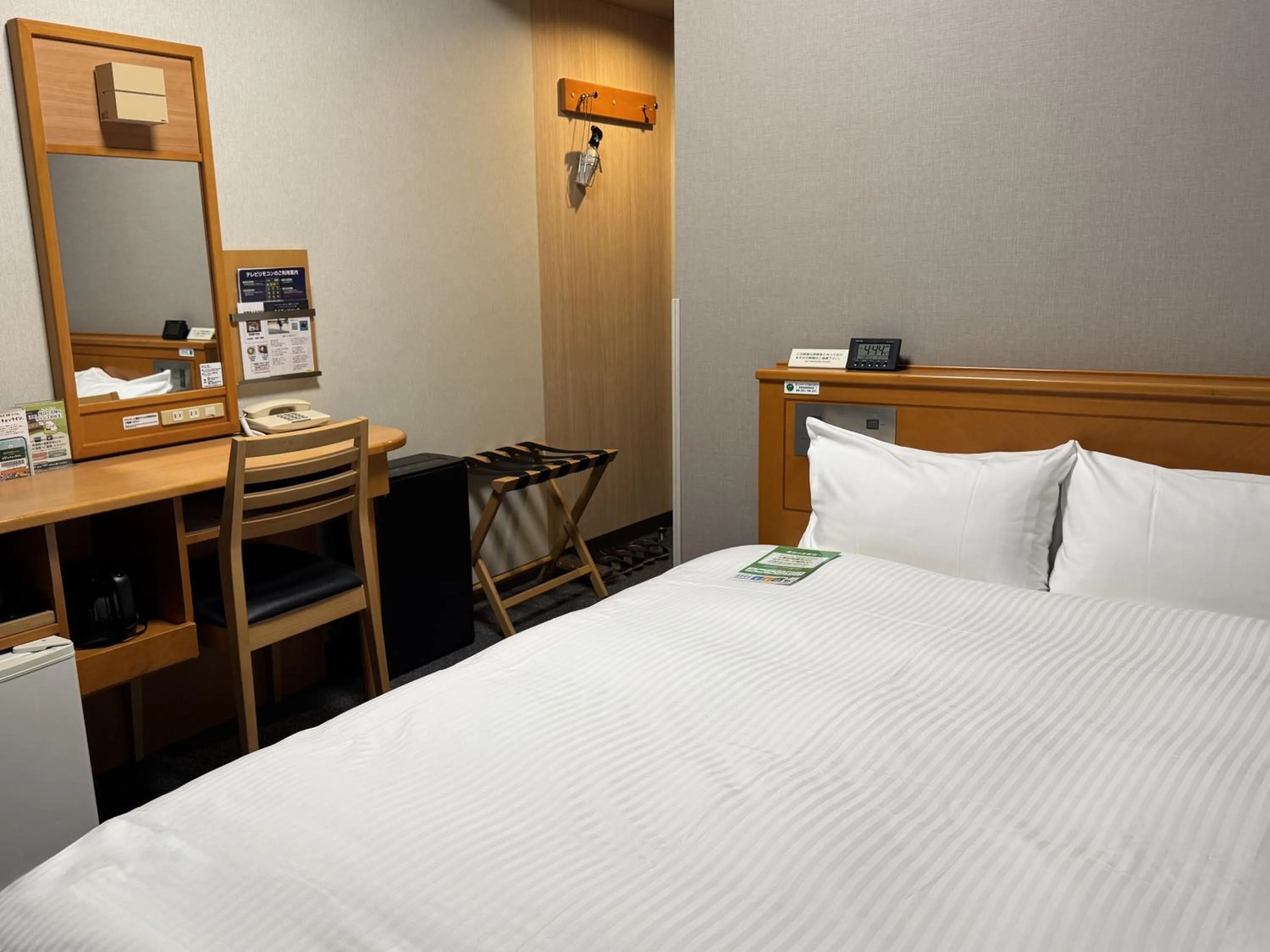 Photo of the whole room, Bed in Hotel Route-Inn Hamamatsu Nishi Inter