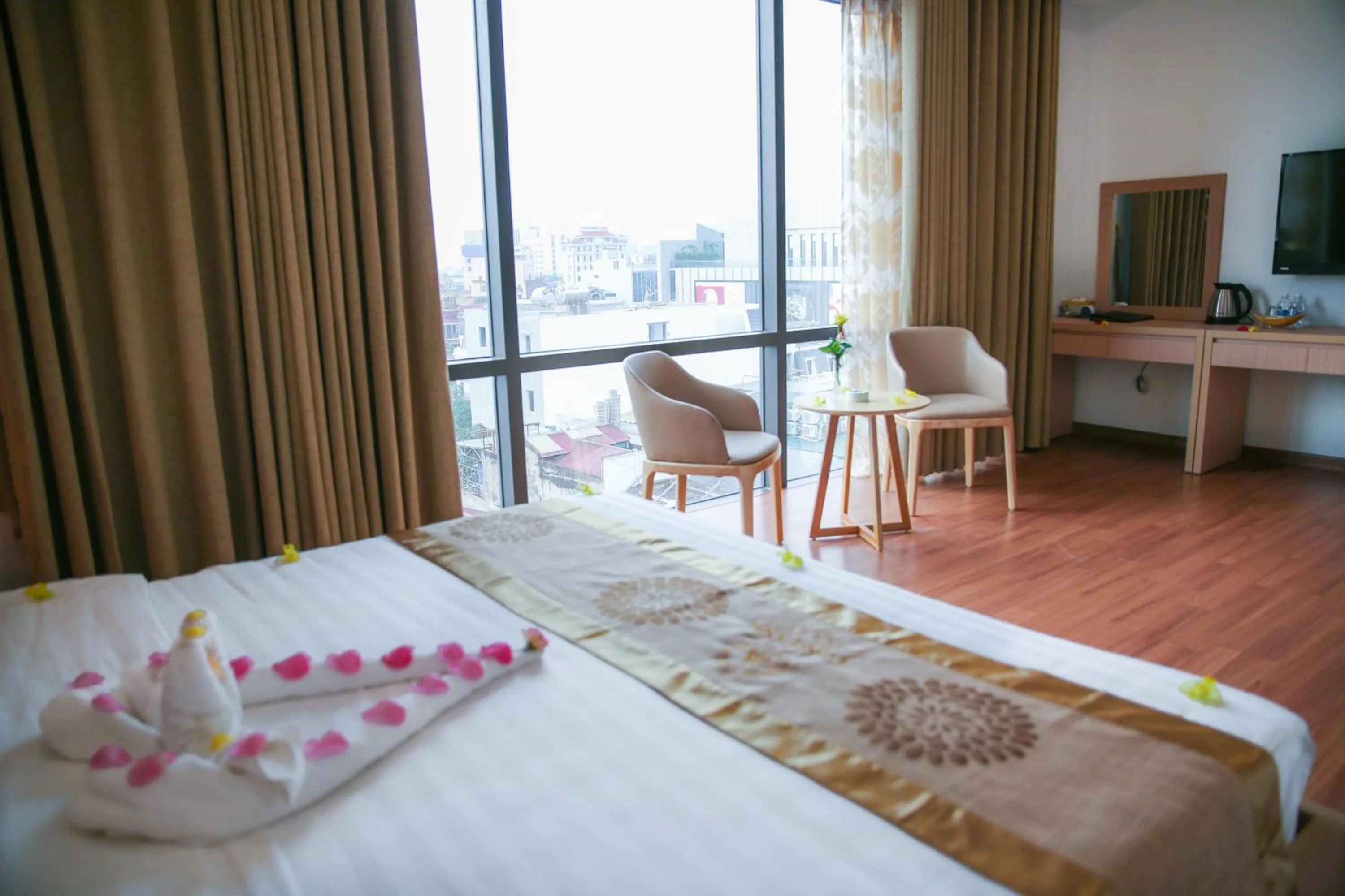 Quiet street view, Bed in Long Anh Hotel