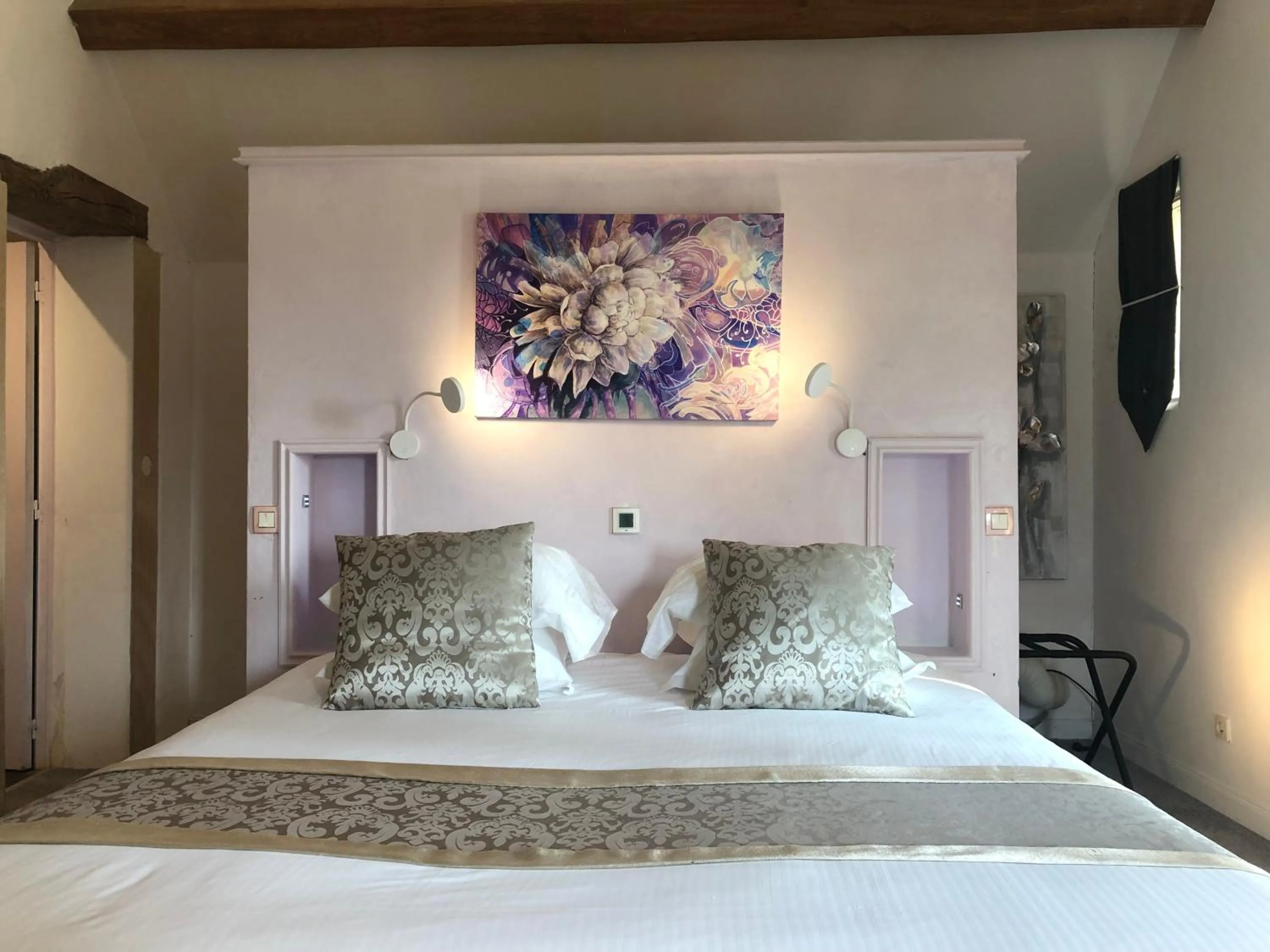 Bed in Logis Hôtels Troglododo