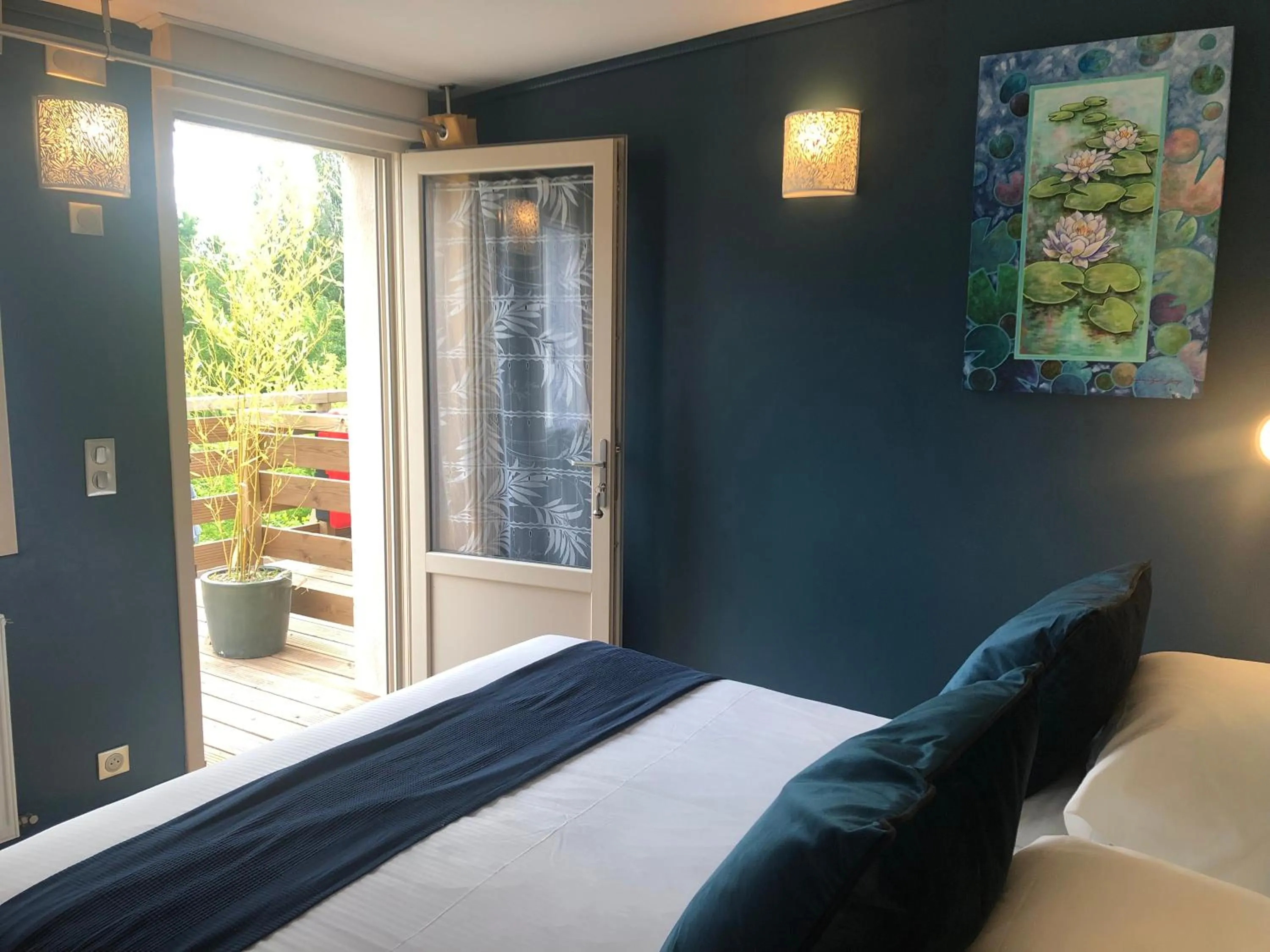 Bed in Logis Hôtels Troglododo