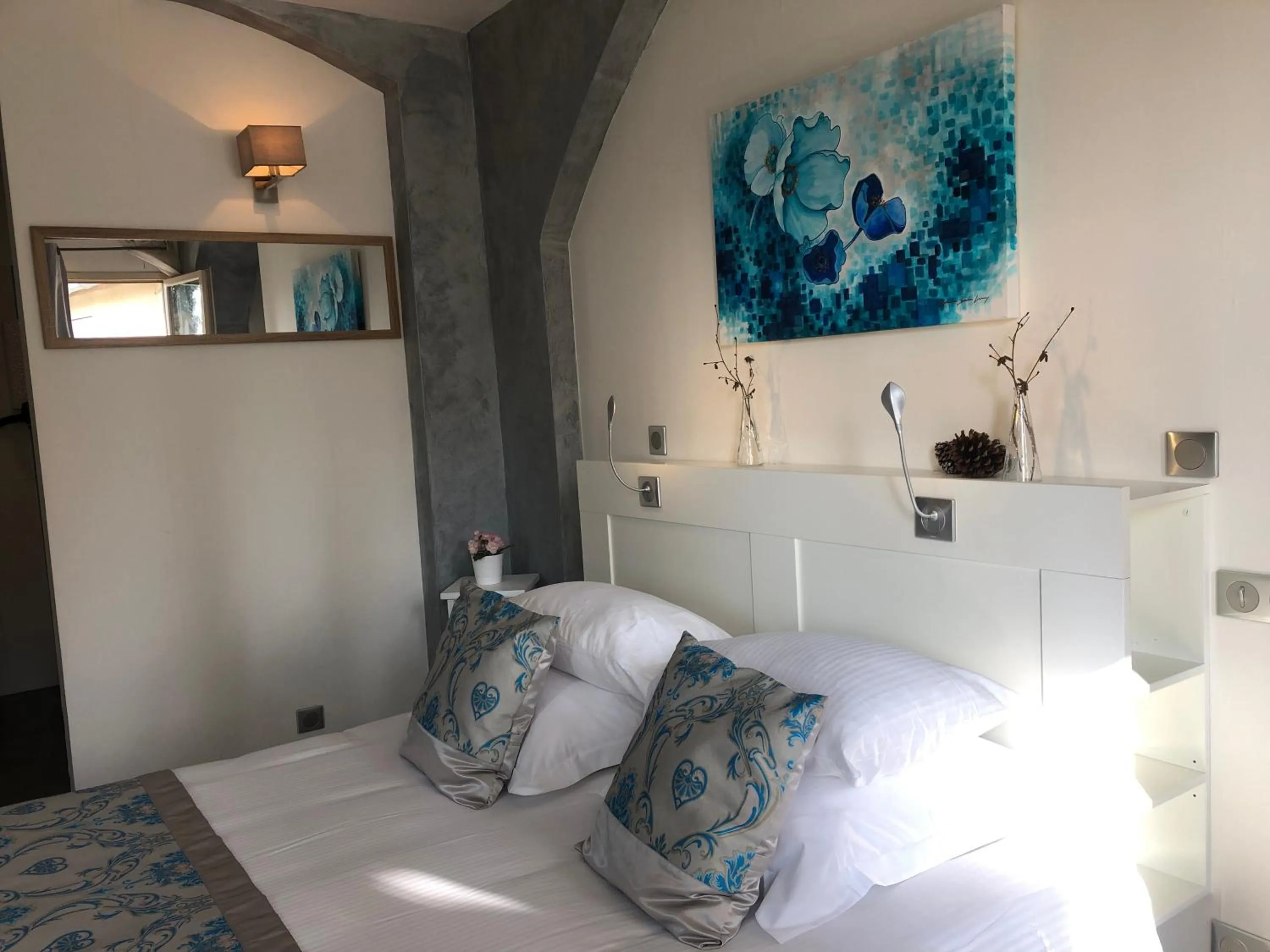 Bed in Logis Hôtels Troglododo