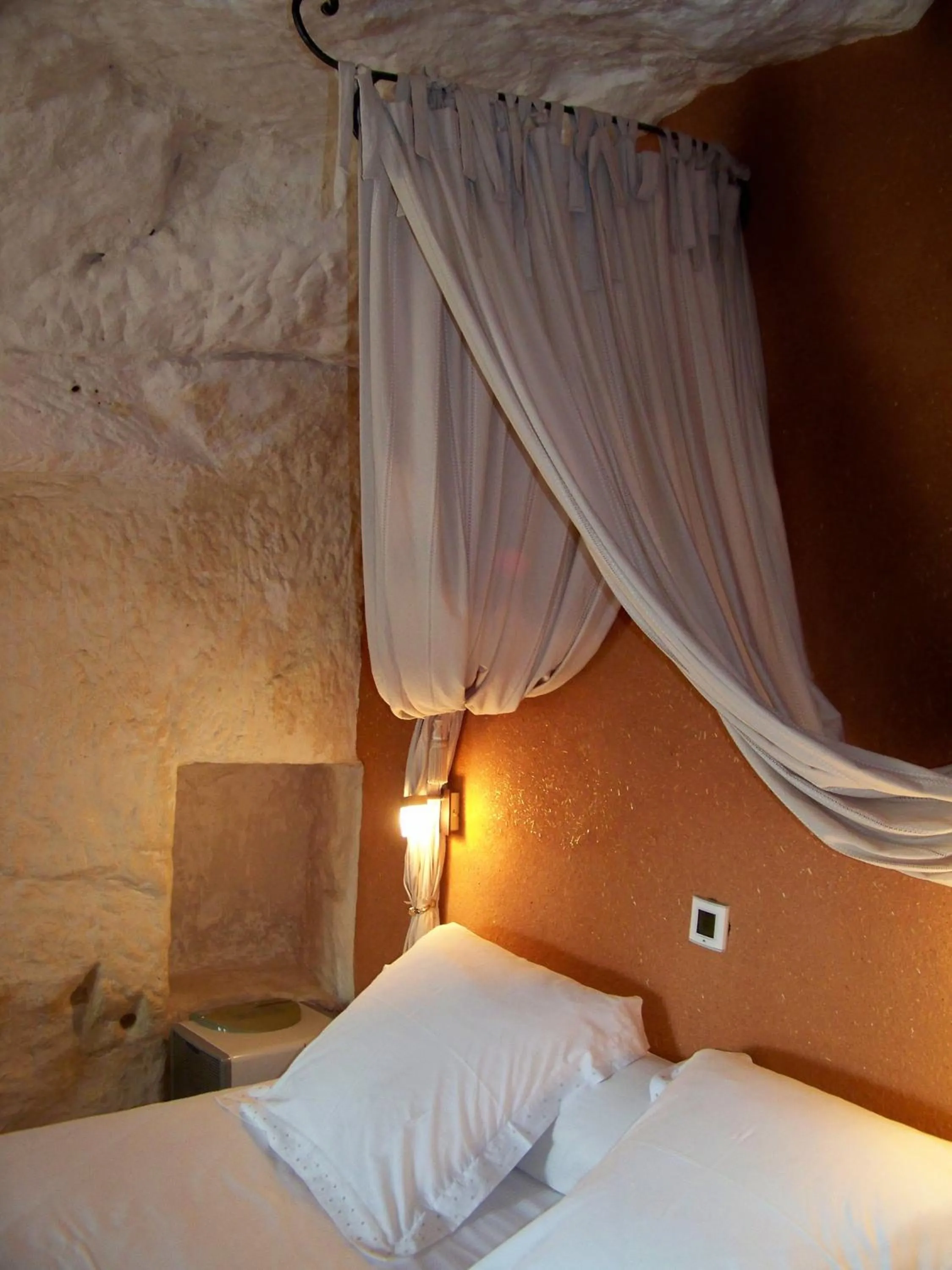 Decorative detail, Bed in Logis Hôtels Troglododo