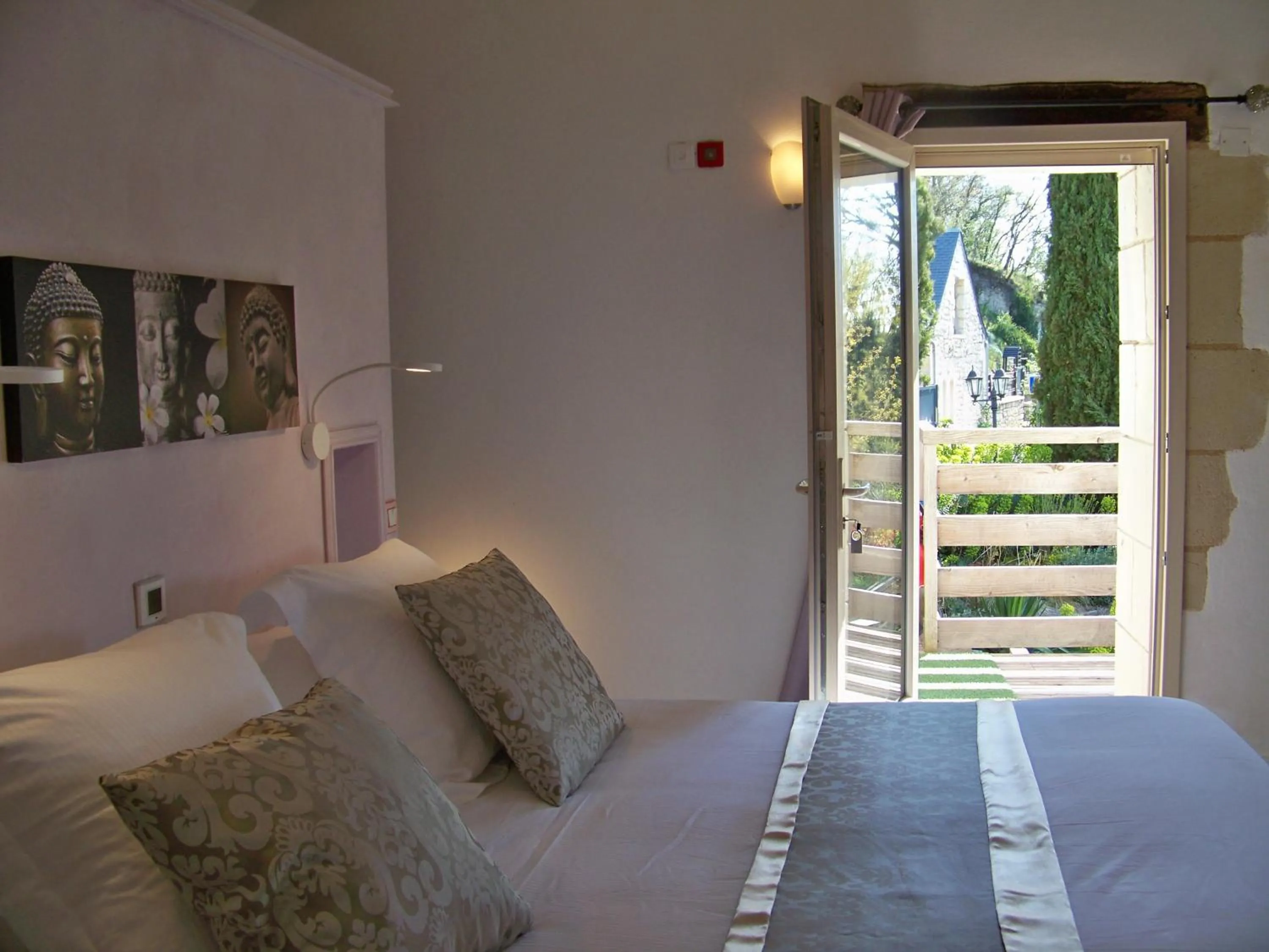 Bed in Logis Hôtels Troglododo