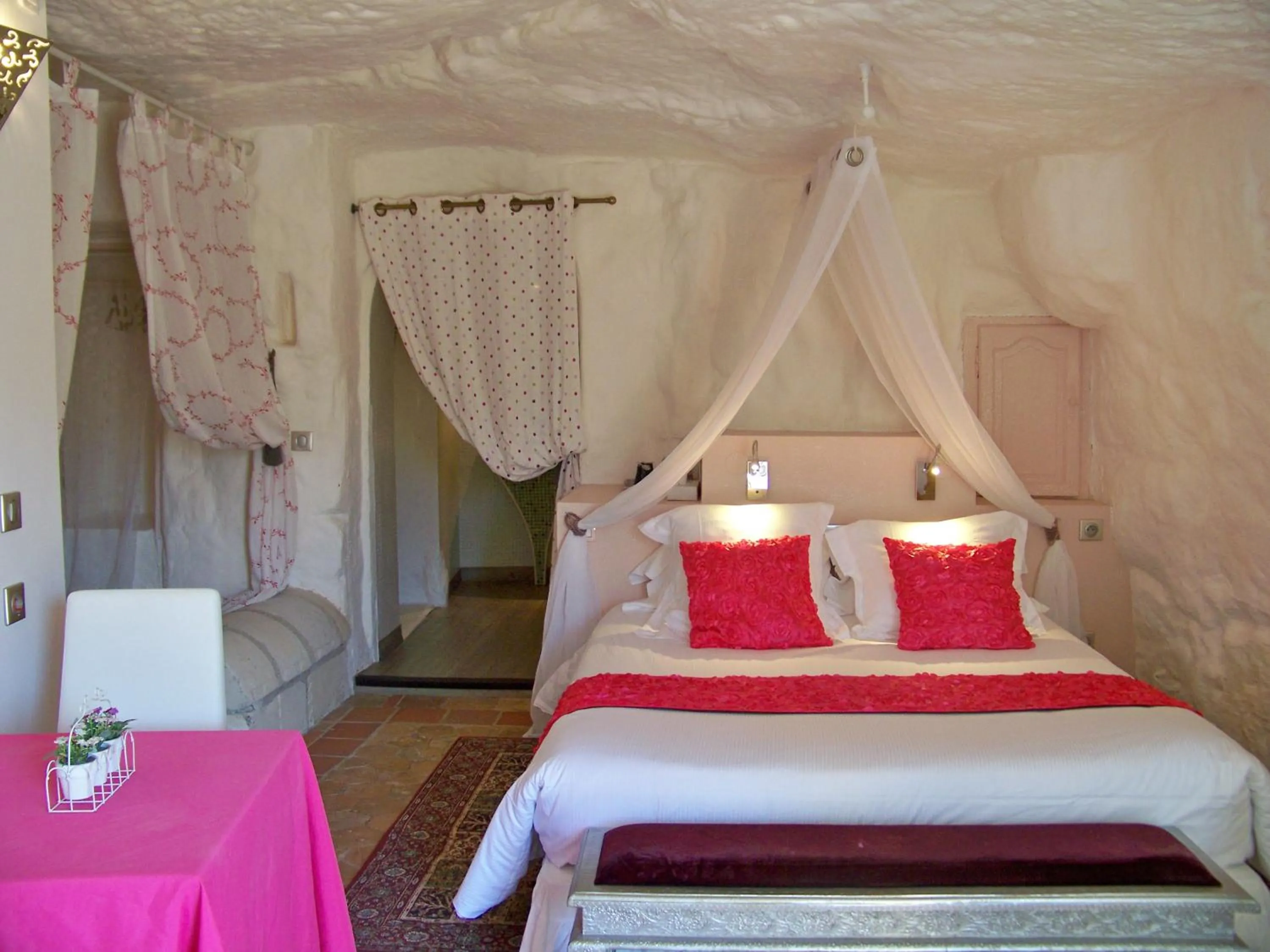 Bed in Logis Hôtels Troglododo