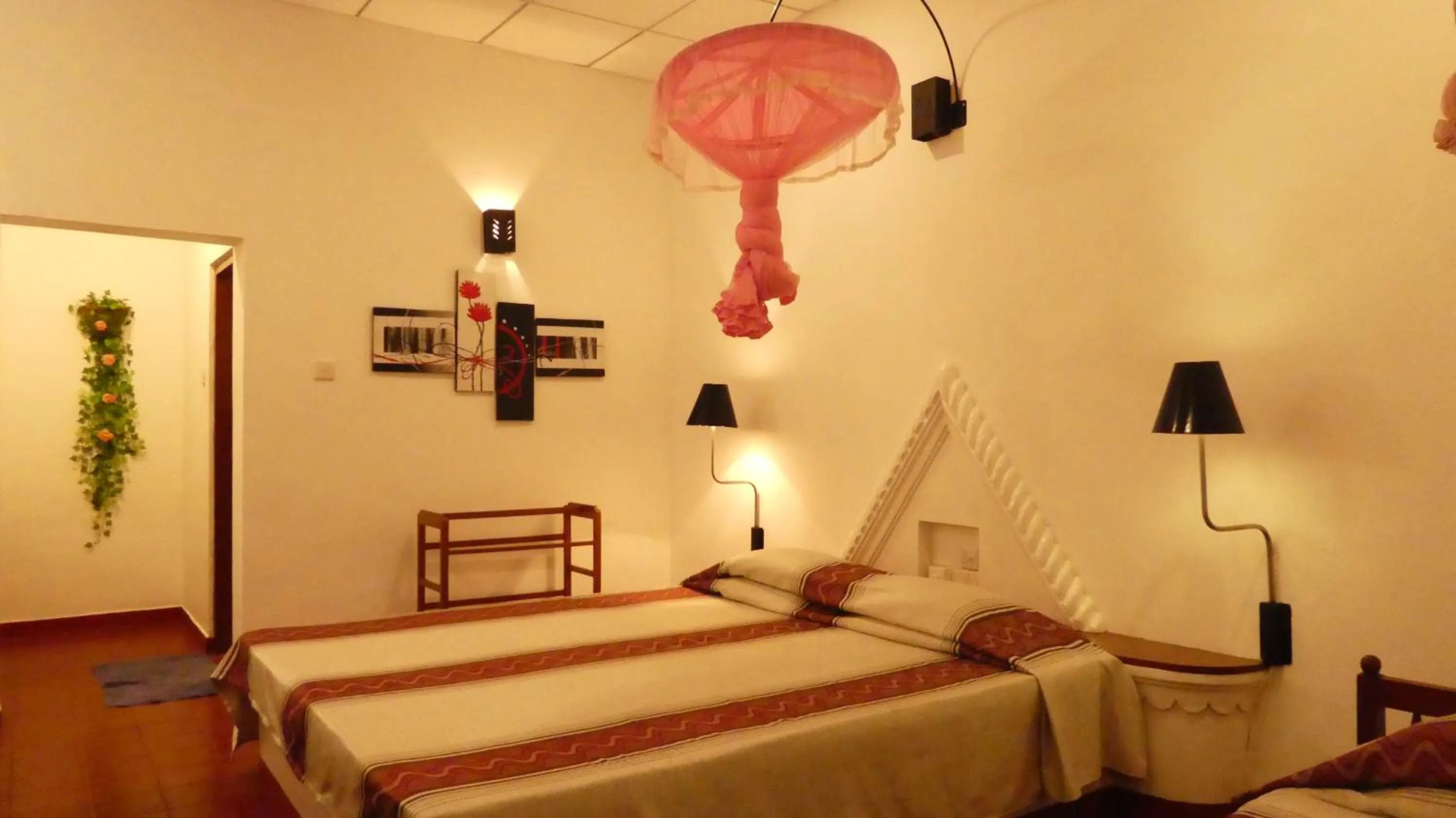 Bathroom, Bed in Hotel Hemadan