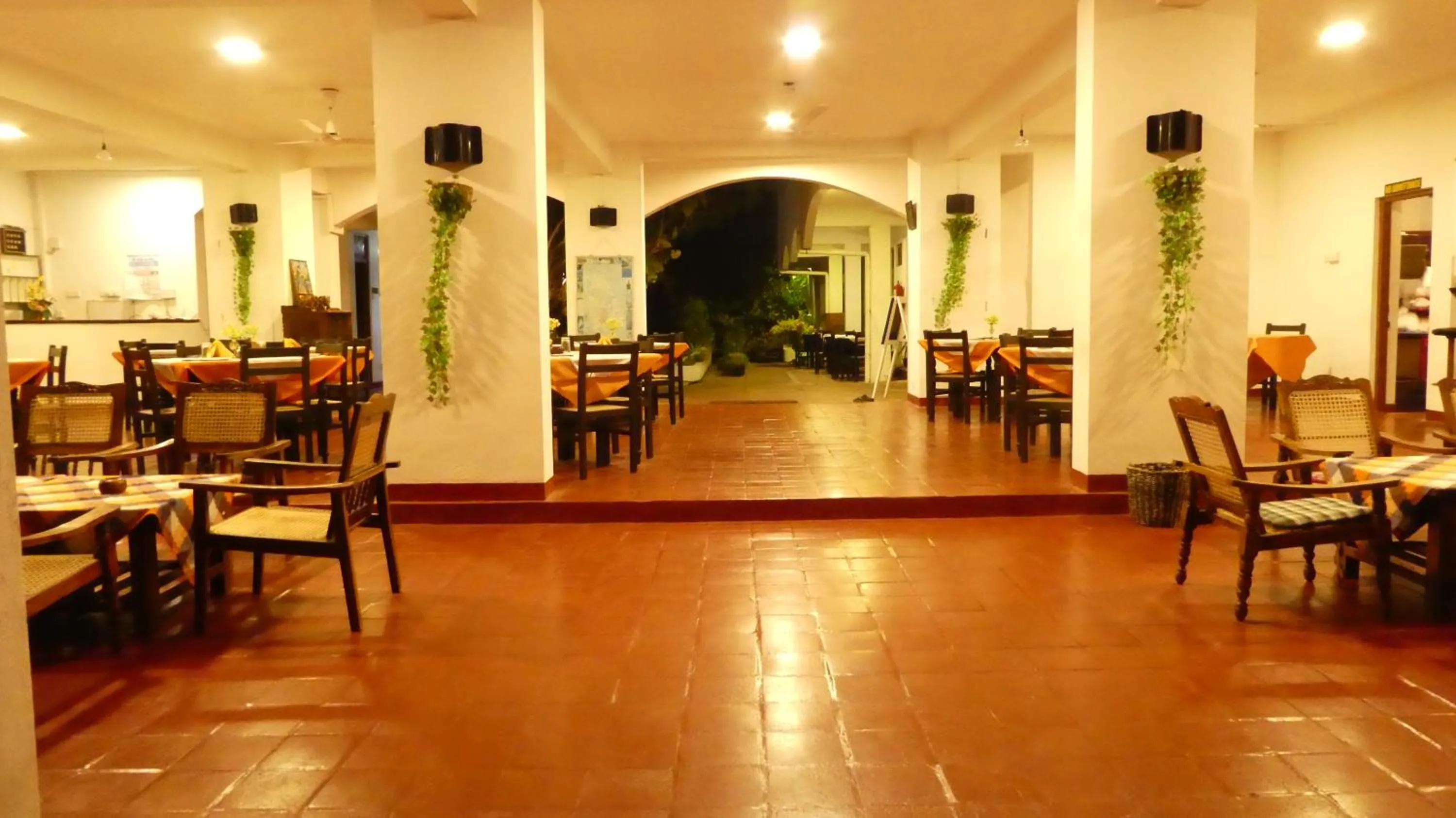 Restaurant/places to eat in Hotel Hemadan