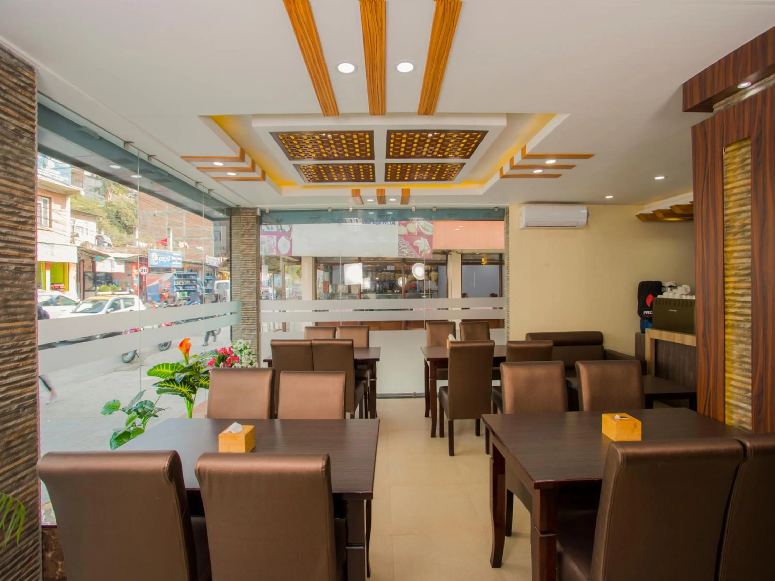 Restaurant/places to eat in Hotel Deepshree
