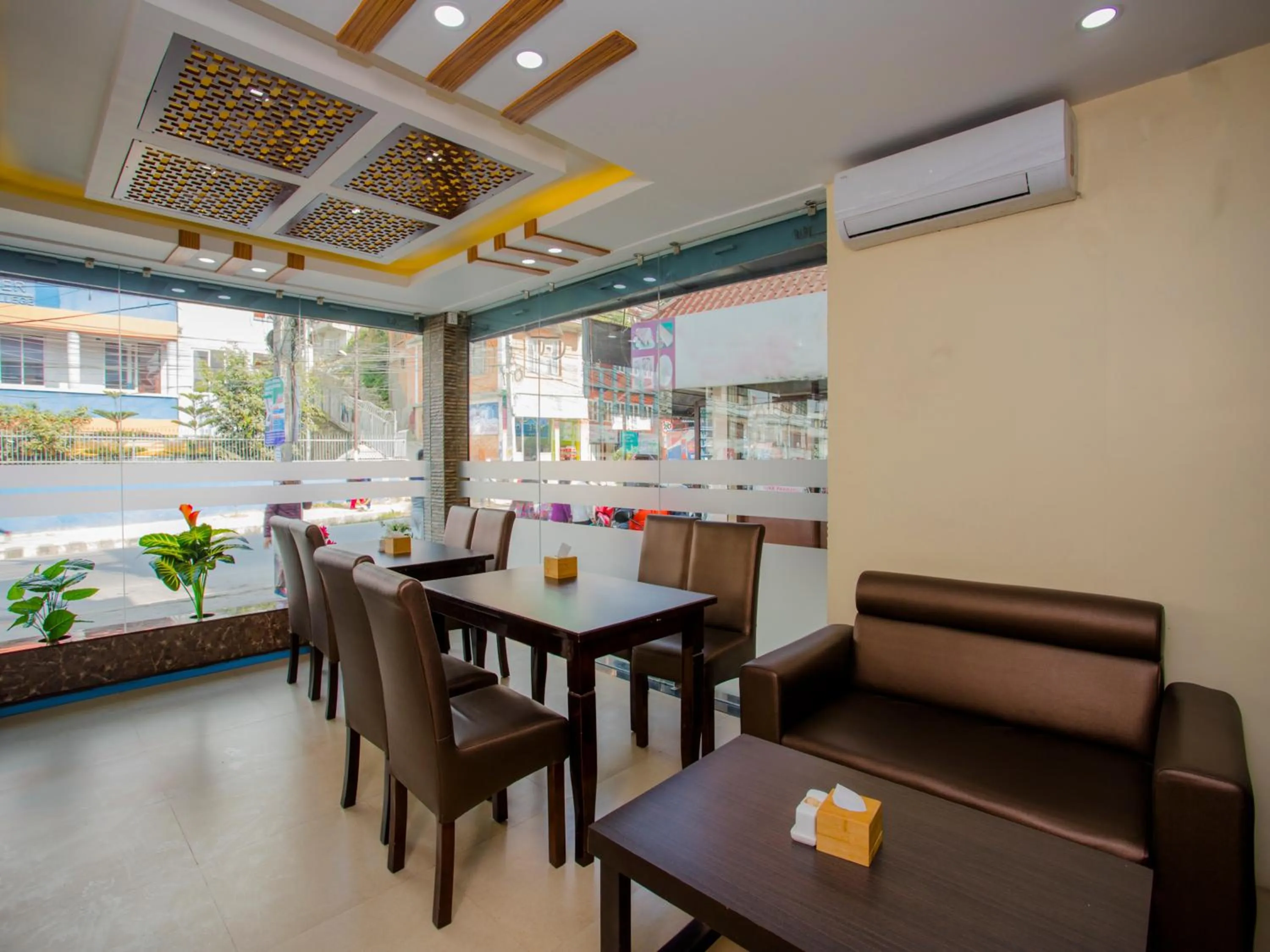 Restaurant/places to eat in Hotel Deepshree