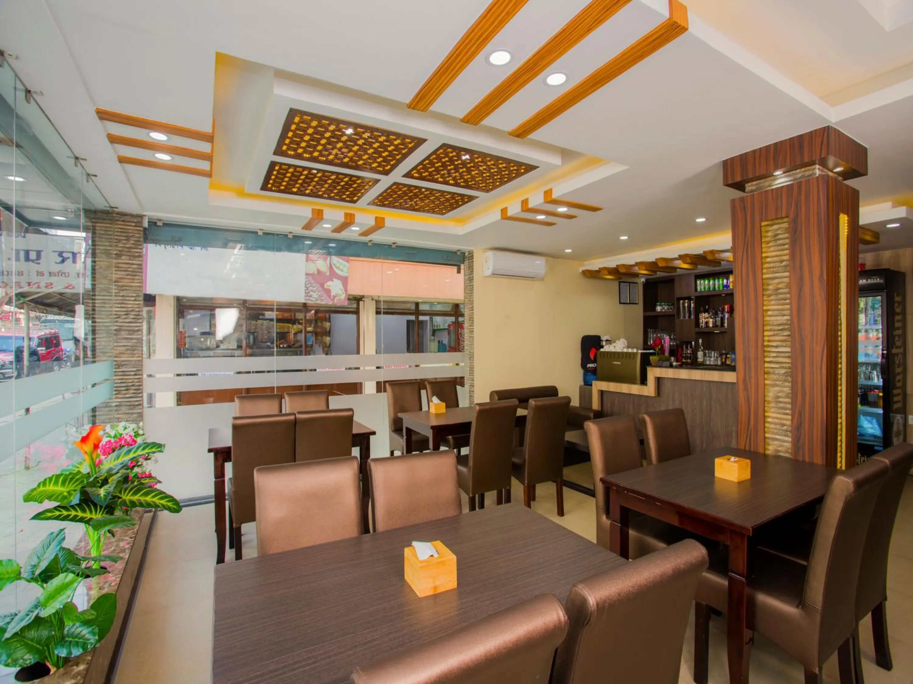 Restaurant/places to eat in Hotel Deepshree