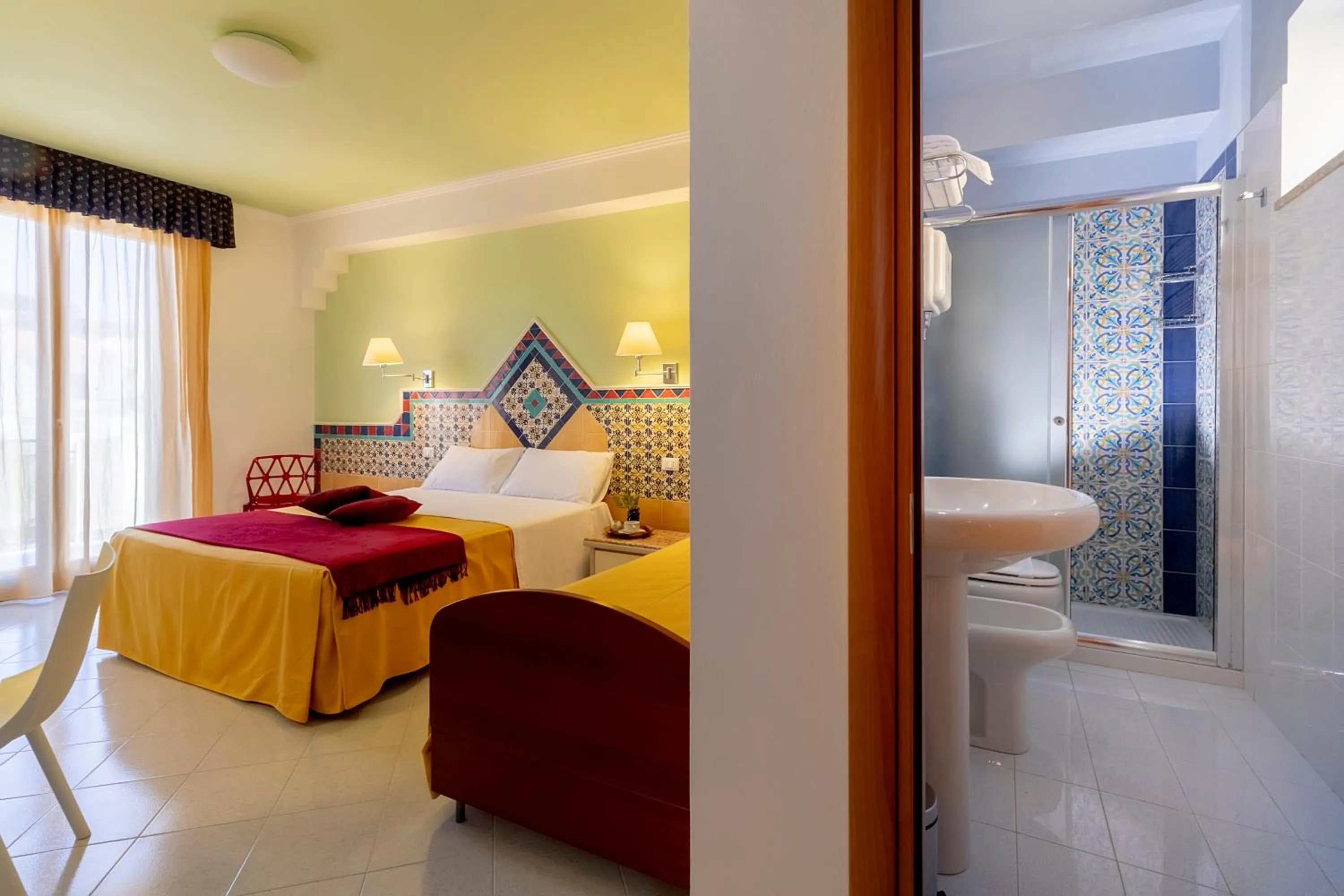Bathroom, Bed in Hotel Riva Del Sole