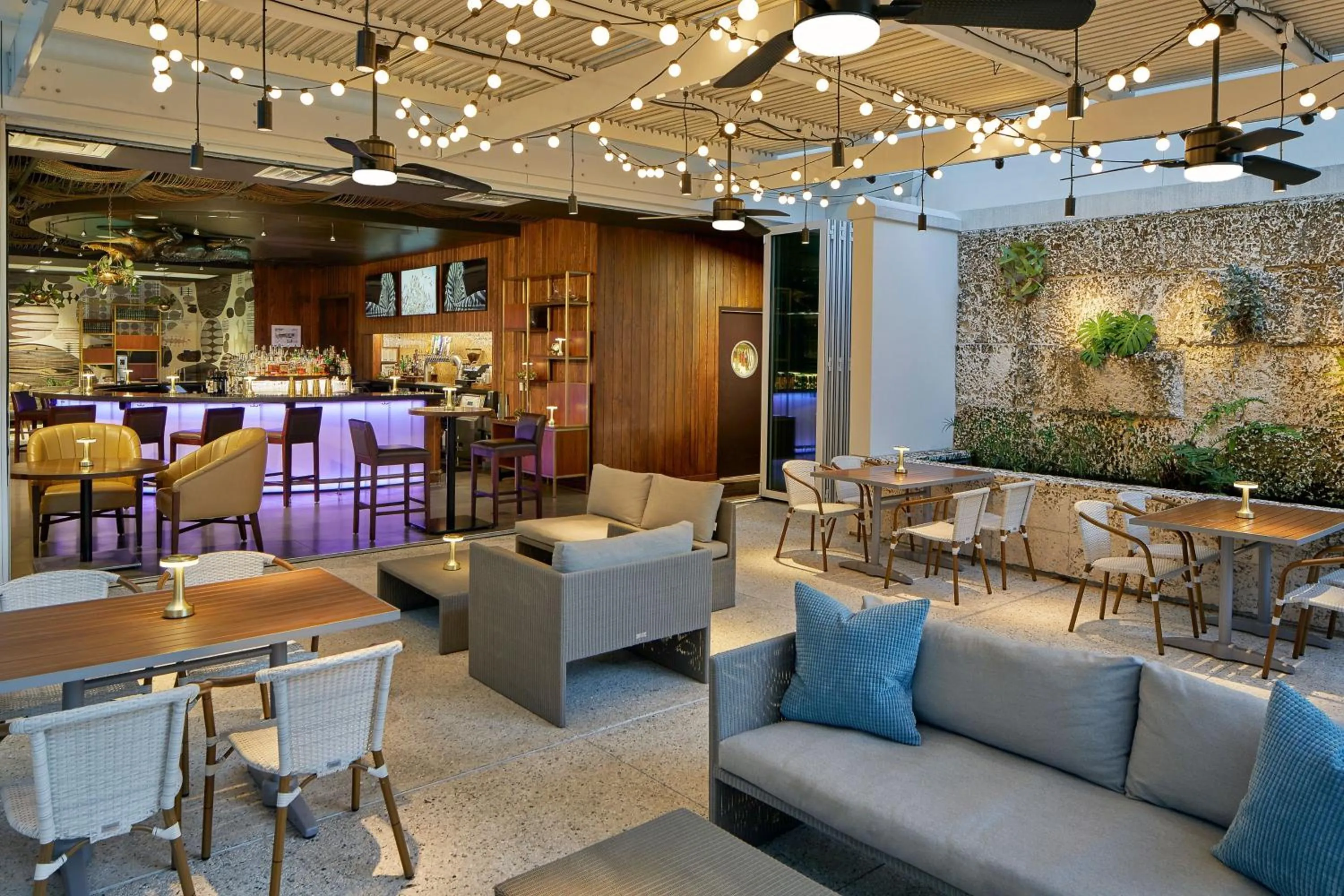 Lounge or bar in The Sarasota Modern, a Tribute Portfolio Hotel