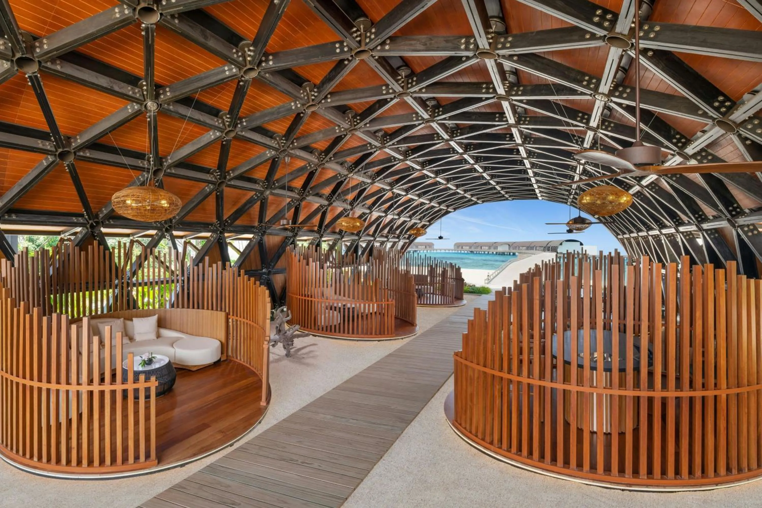 Lounge or bar in The Westin Maldives Miriandhoo Resort