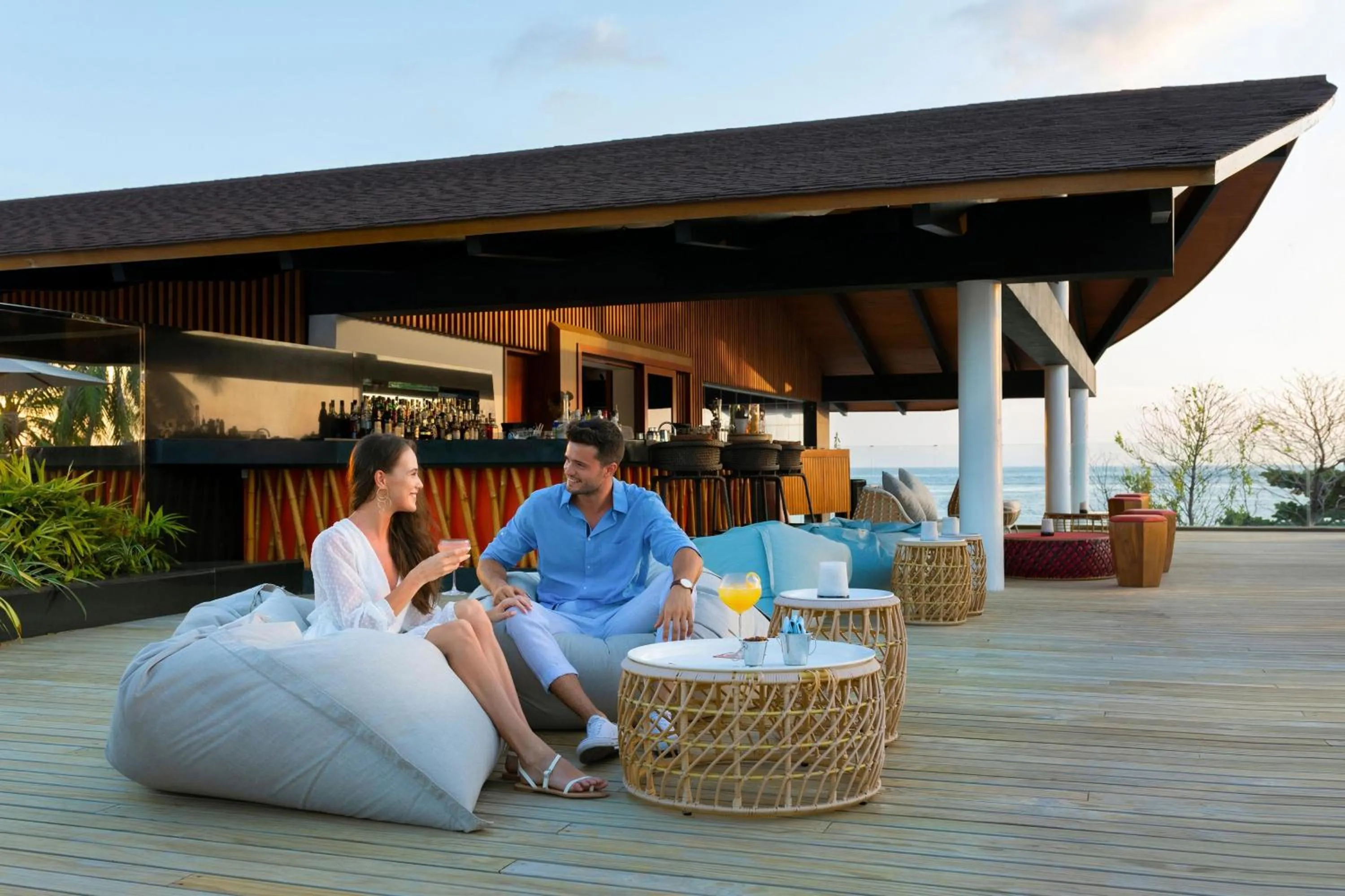 Lounge or bar in The Westin Maldives Miriandhoo Resort