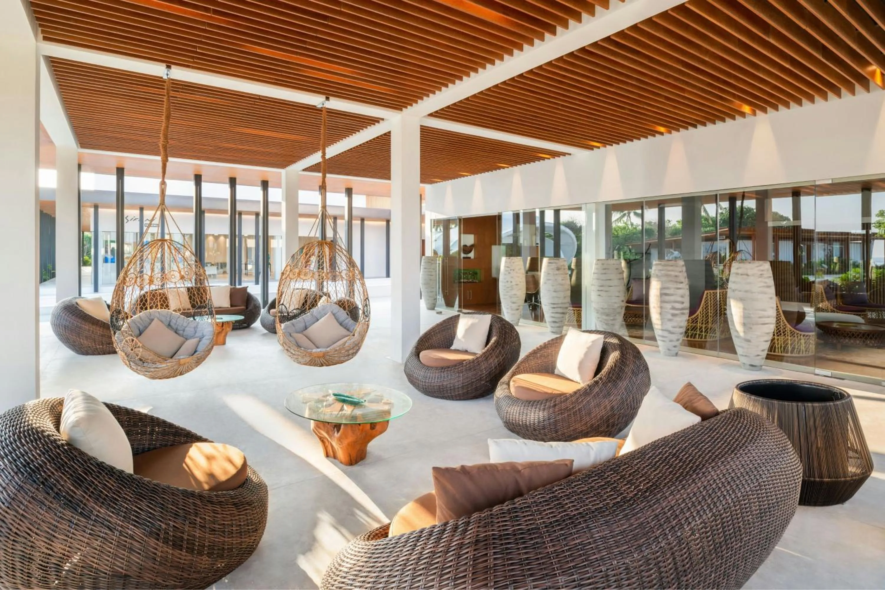 Lounge or bar in The Westin Maldives Miriandhoo Resort