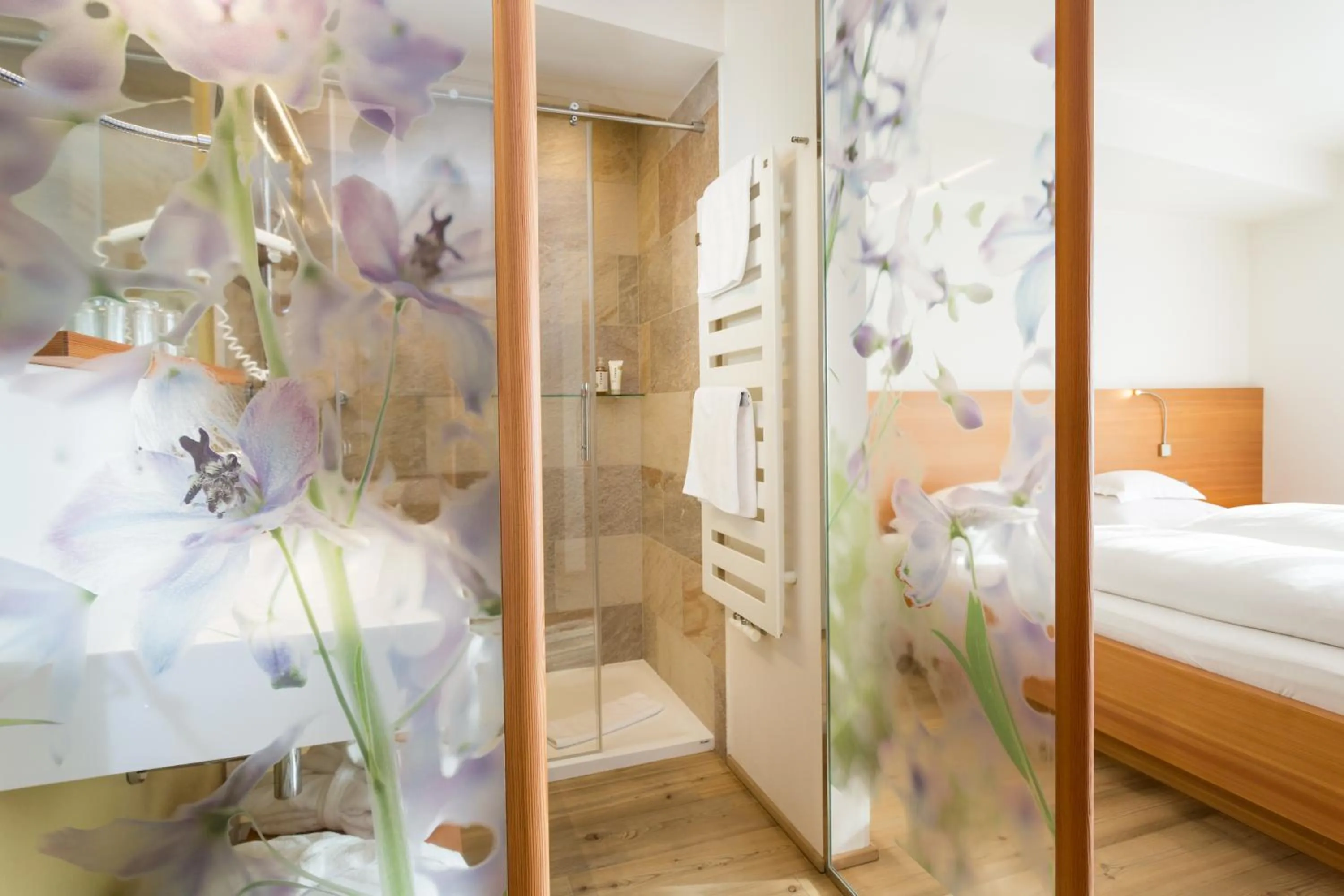 Bathroom, Bed in Hotel Heubad