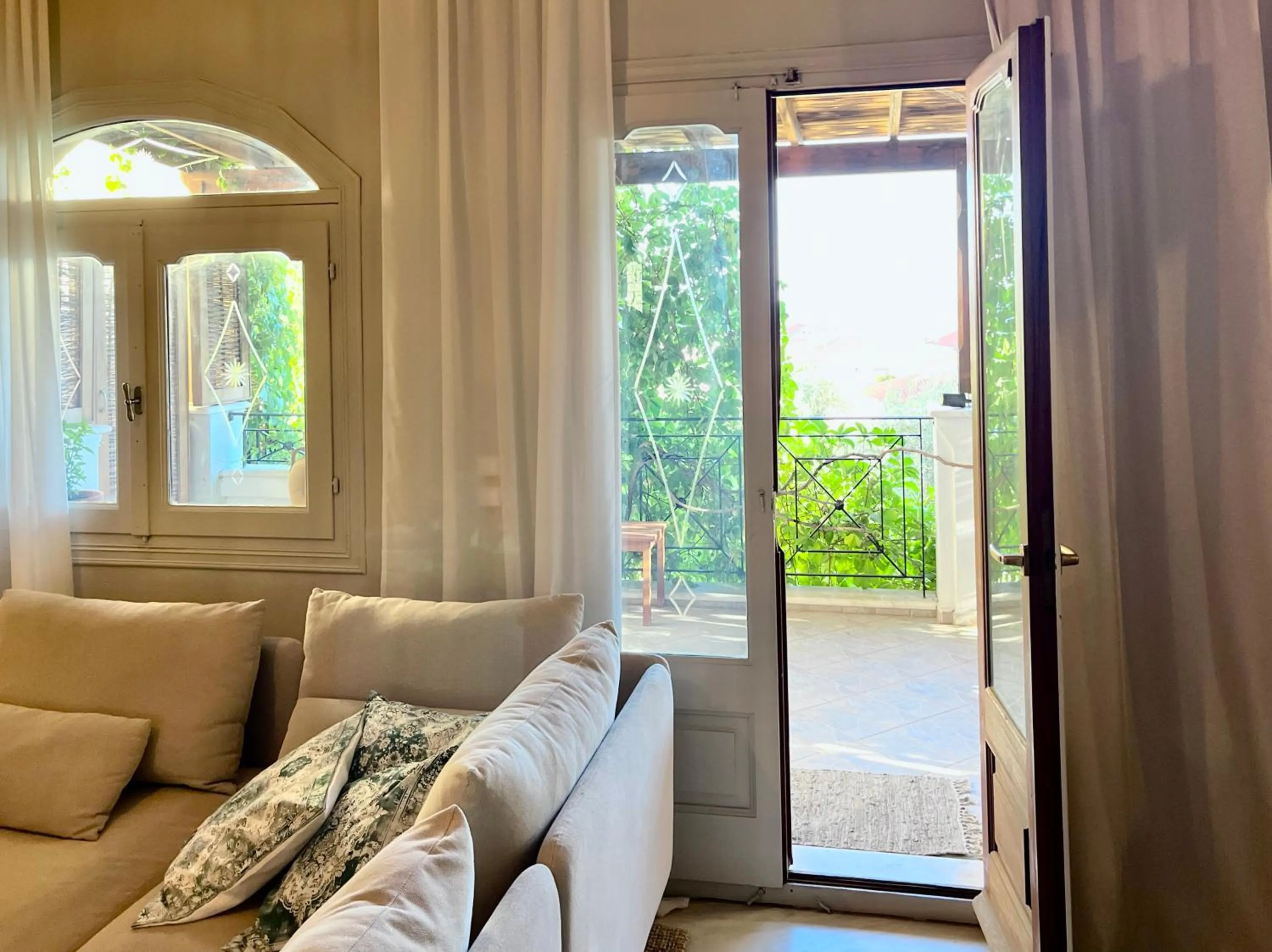 Seating area in Pantheon Apartments & Studios