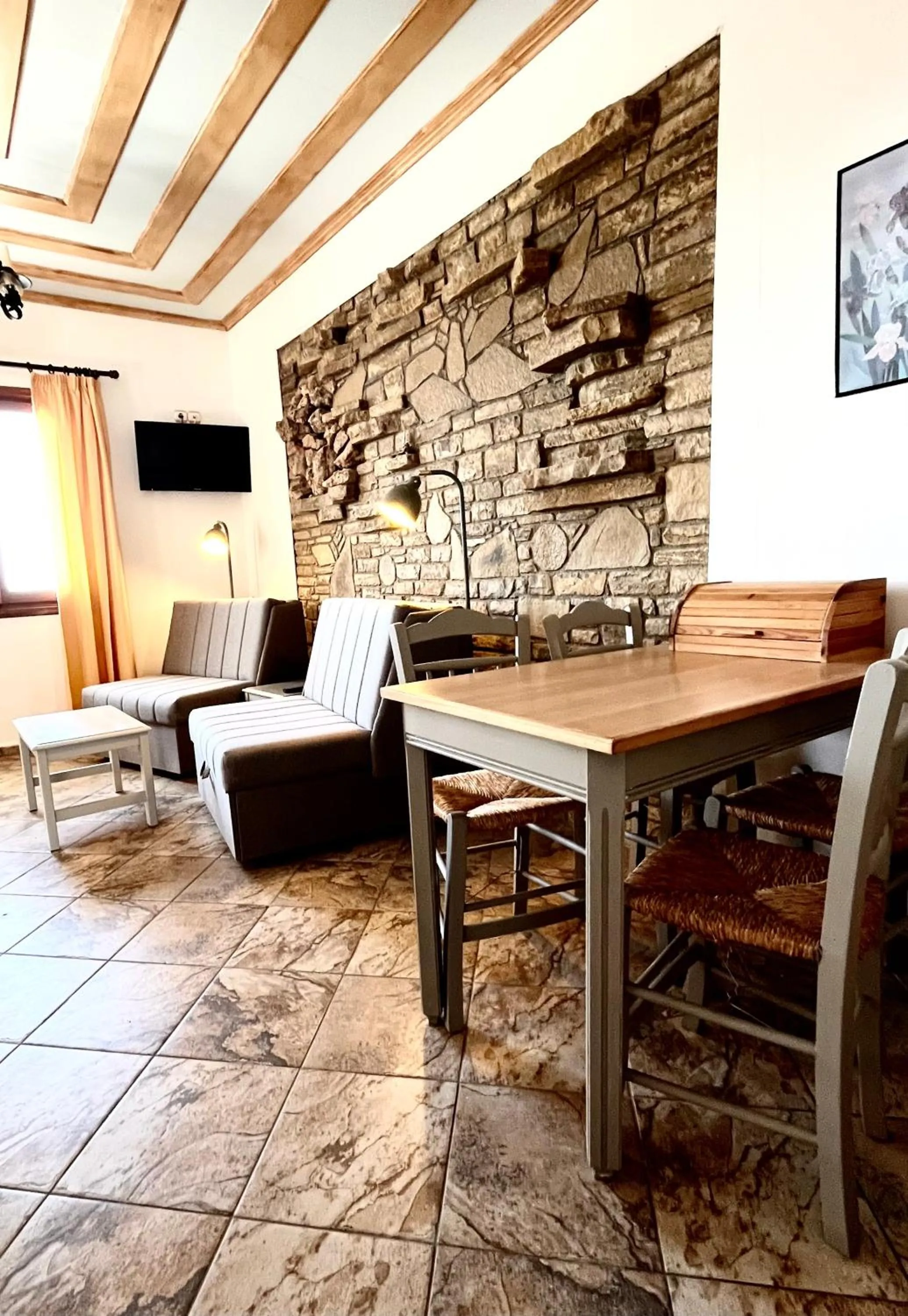 Pantheon Apartments & Studios