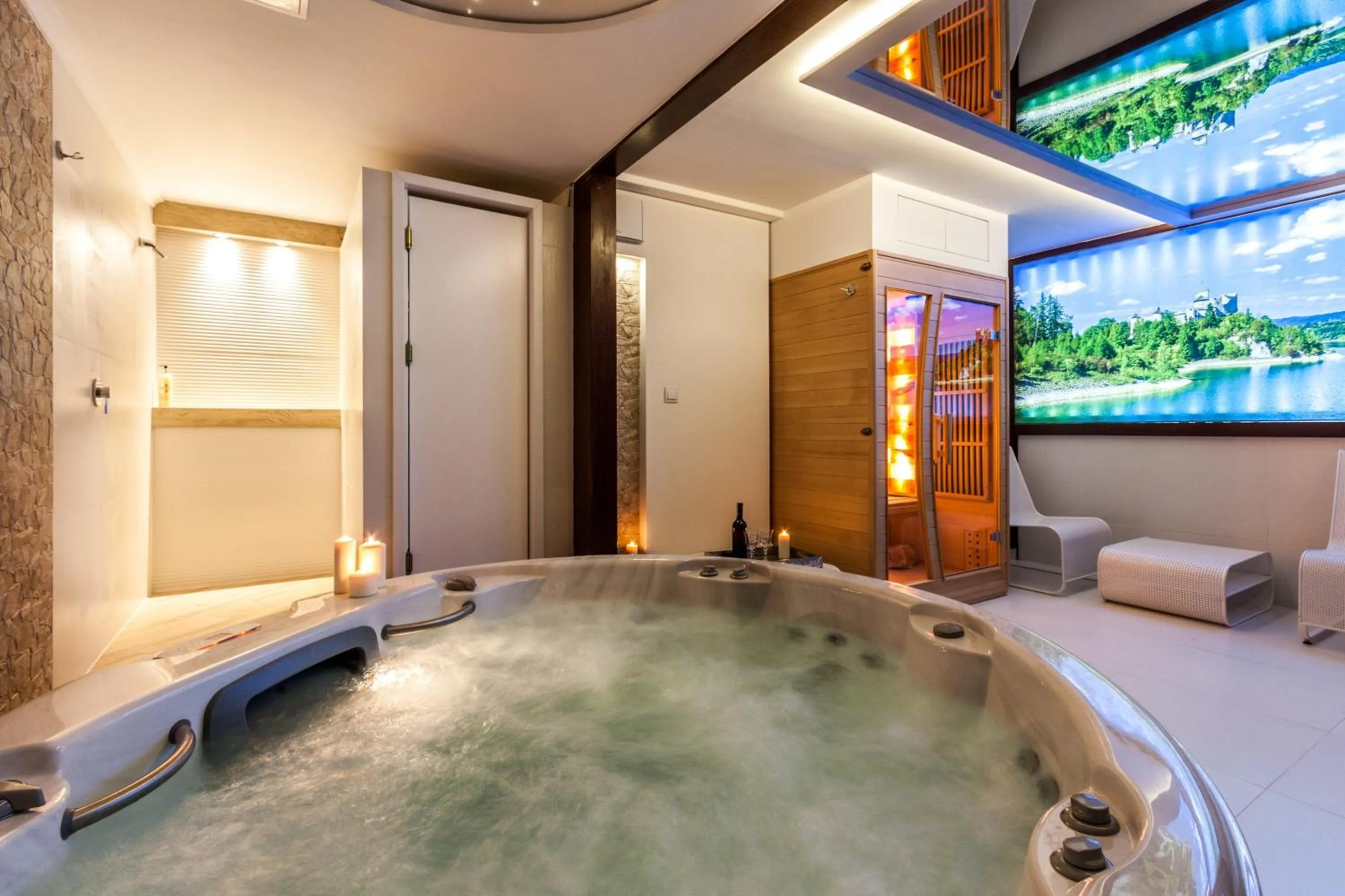 Hot Tub in Parkside Apartments Old Town