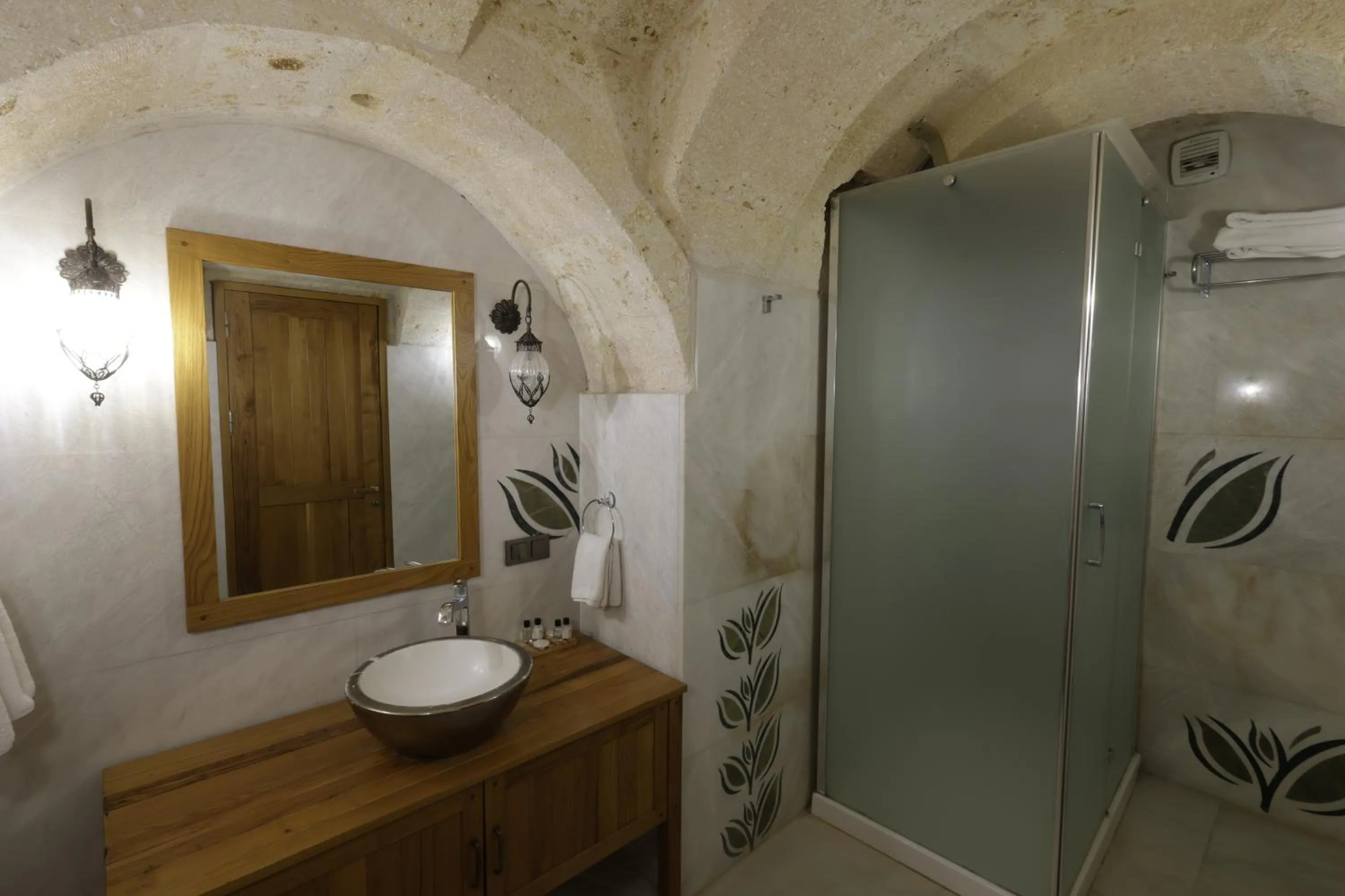 Shower in Anatelein Cave Hotel