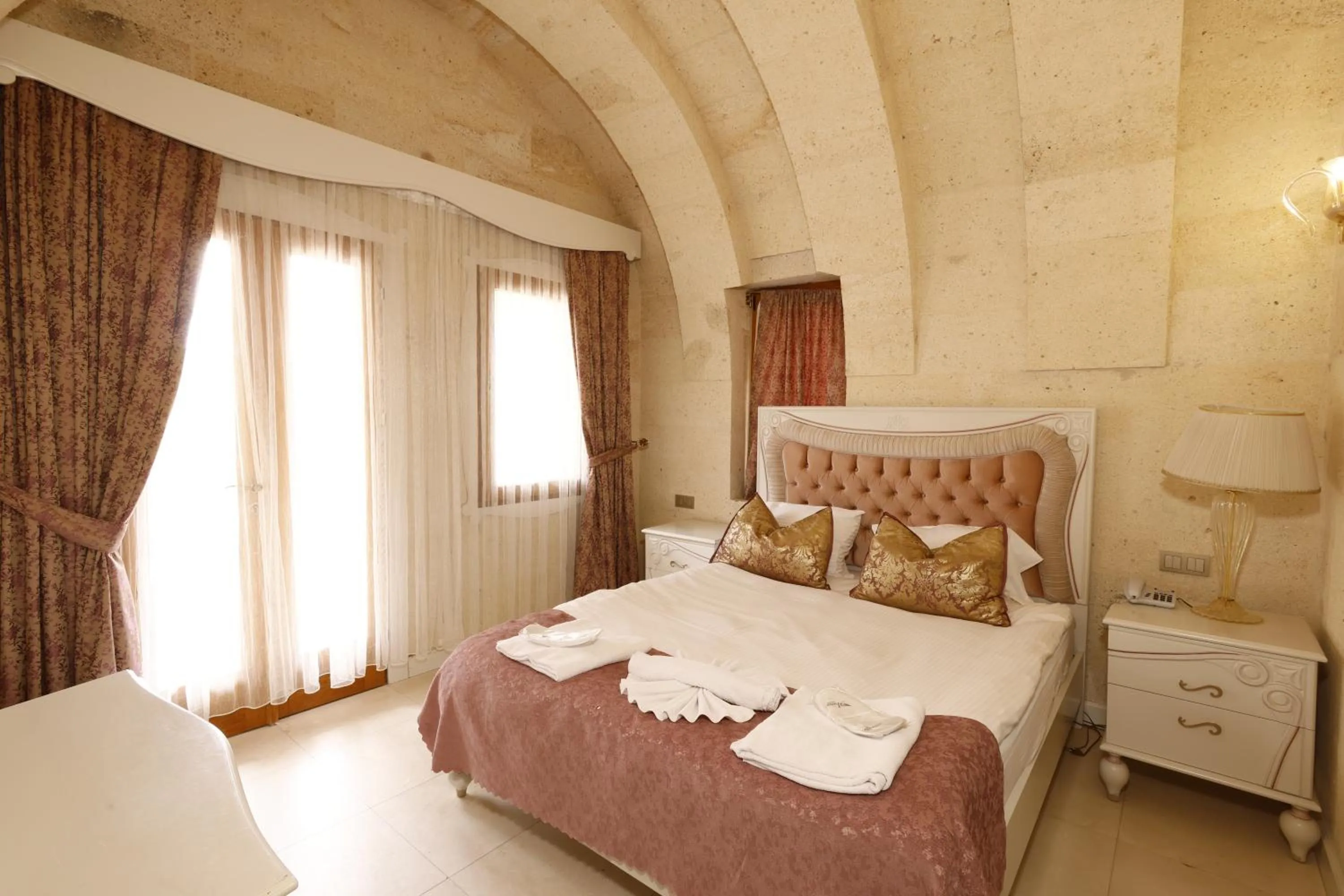 Bed in Anatelein Cave Hotel