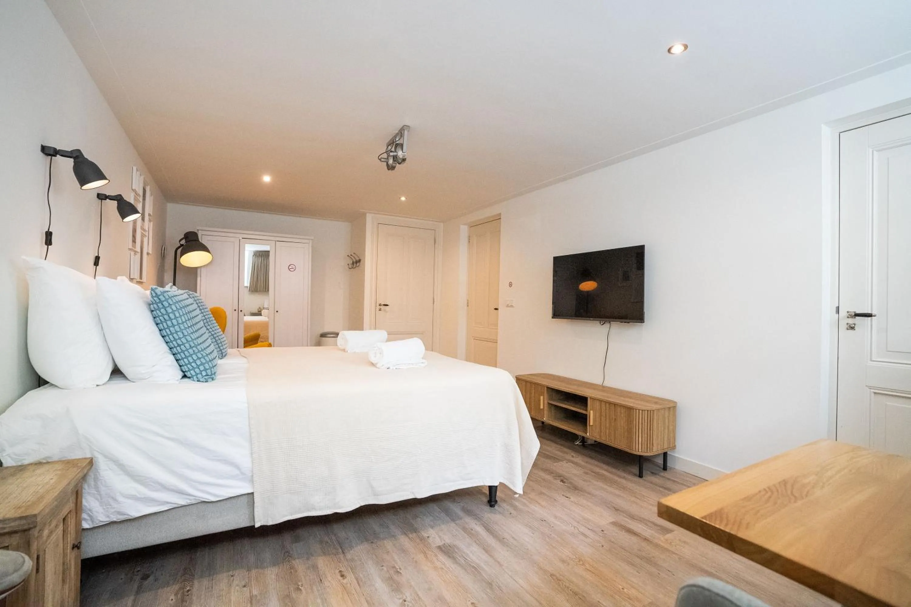 TV and multimedia, Bed in Nassau Canal Suites - in the heart of the city