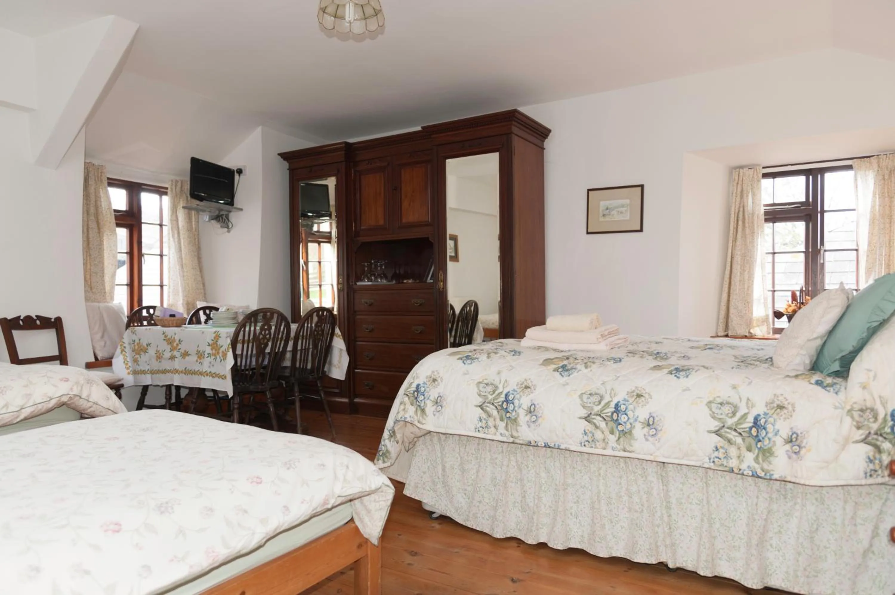 Photo of the whole room in Burton Farmhouse