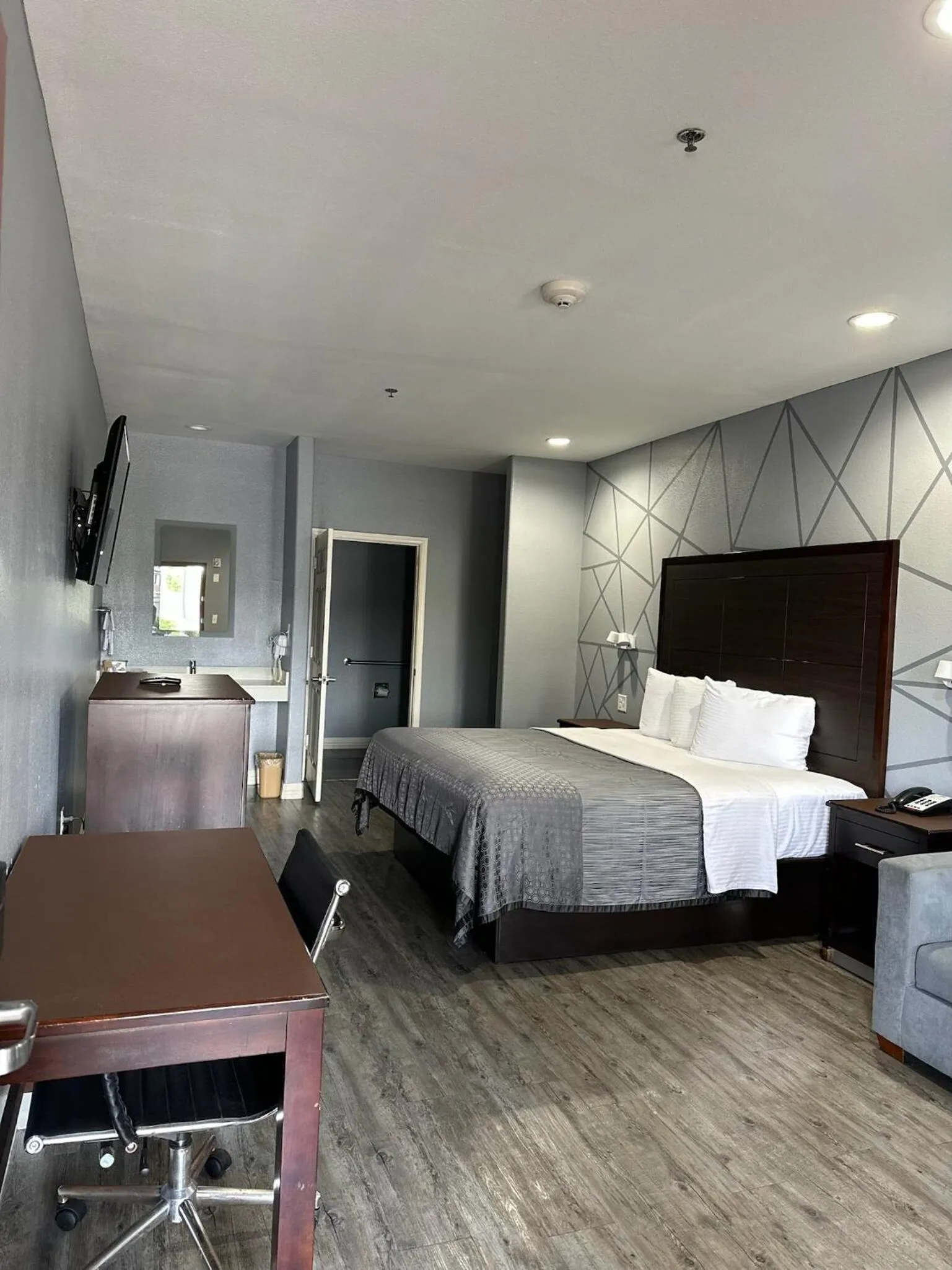 Bed in Atlantis Inn Suites