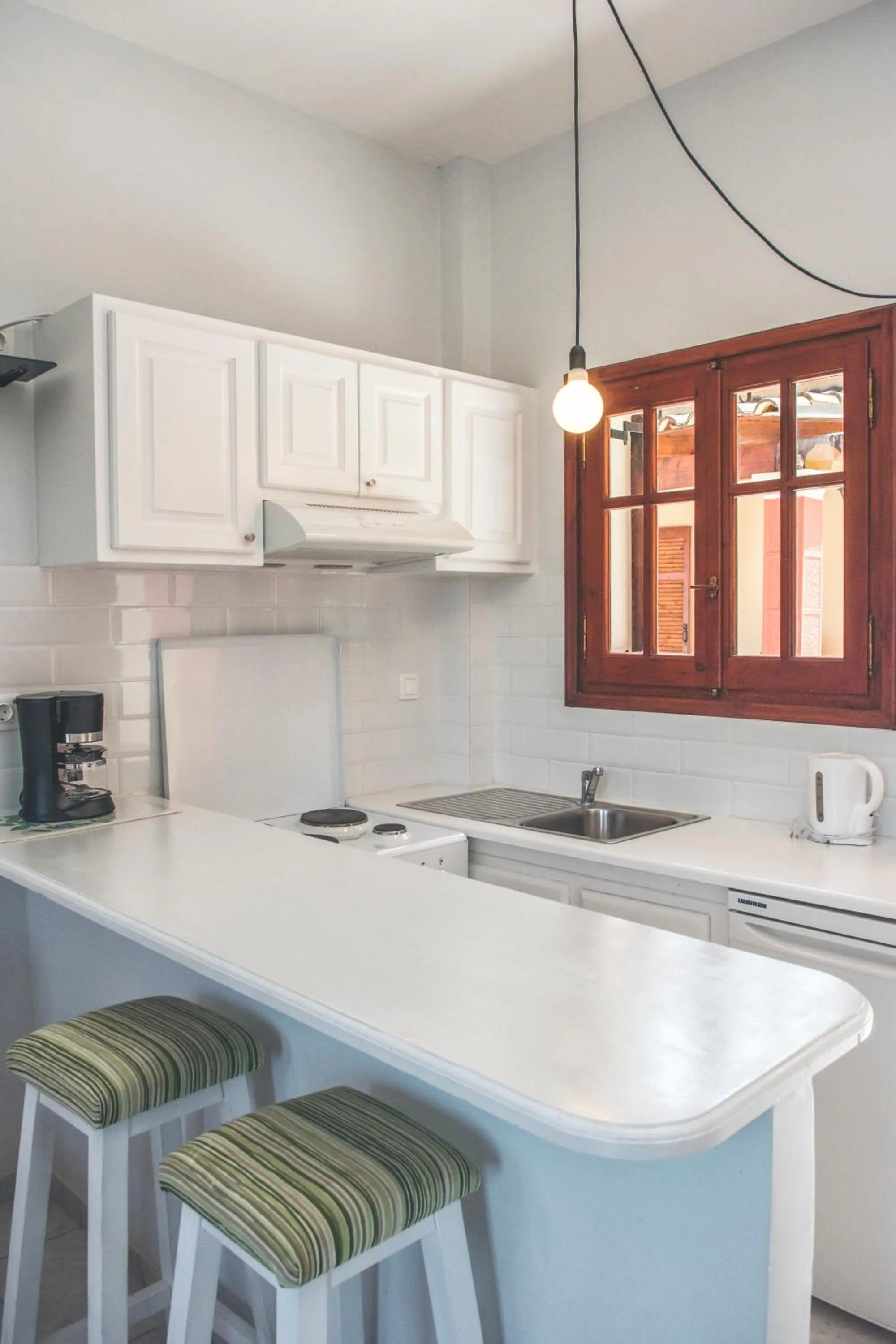 Kitchen or kitchenette in The Palm Garden - Idyllic Pool Apartments in a Green Oasis