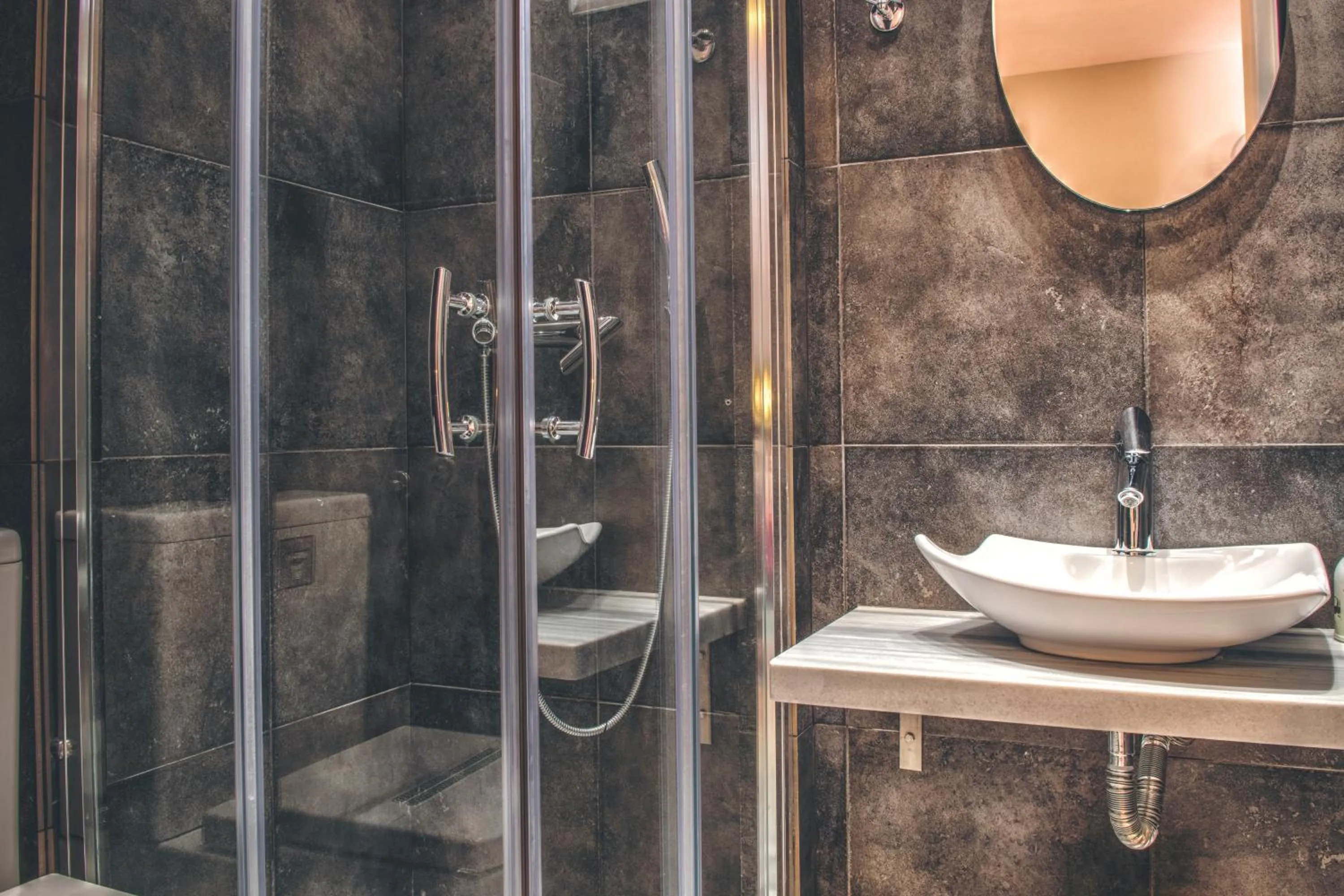 Shower in The Palm Garden - Idyllic Pool Apartments in a Green Oasis