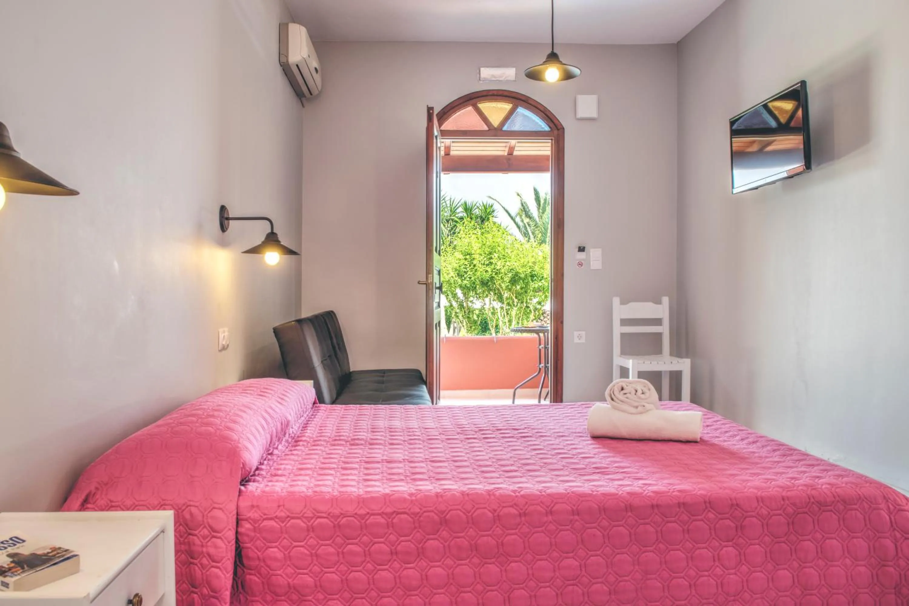 Bed in The Palm Garden - Idyllic Pool Apartments in a Green Oasis