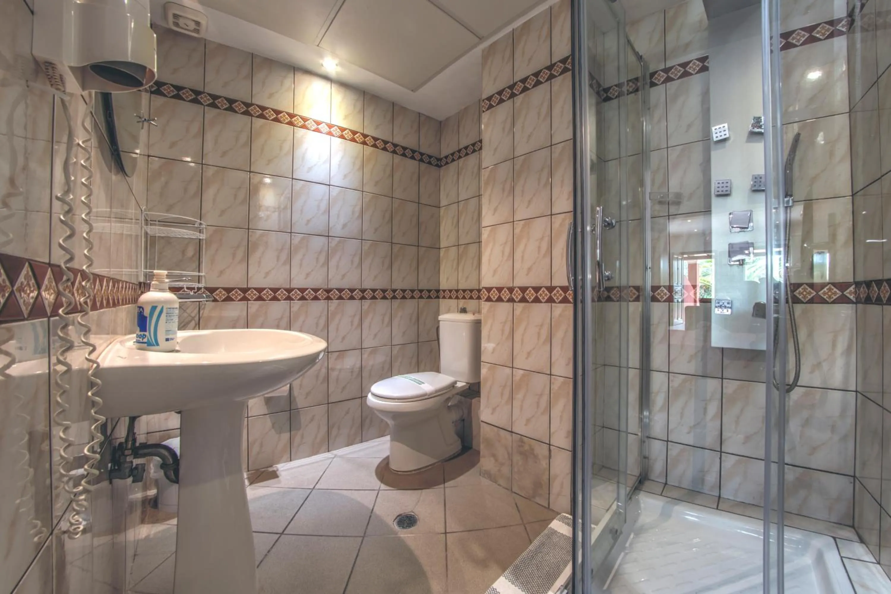 Shower in The Palm Garden - Idyllic Pool Apartments in a Green Oasis