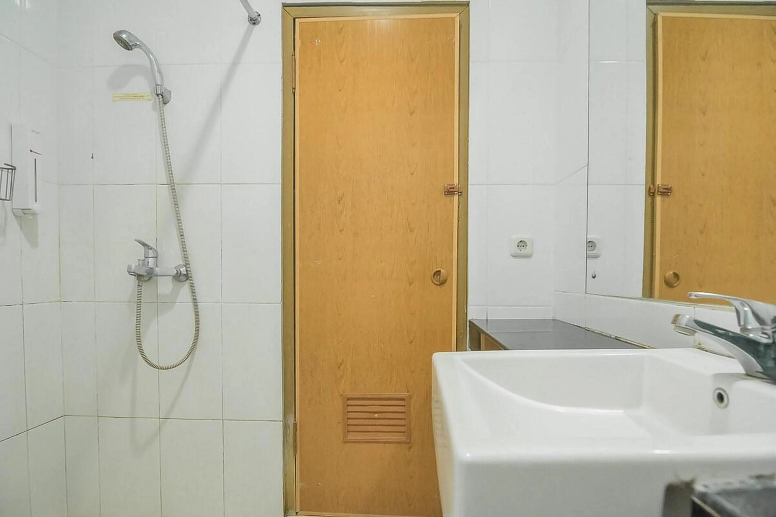 Bathroom in RedDoorz Near Trans Studio Mall 3