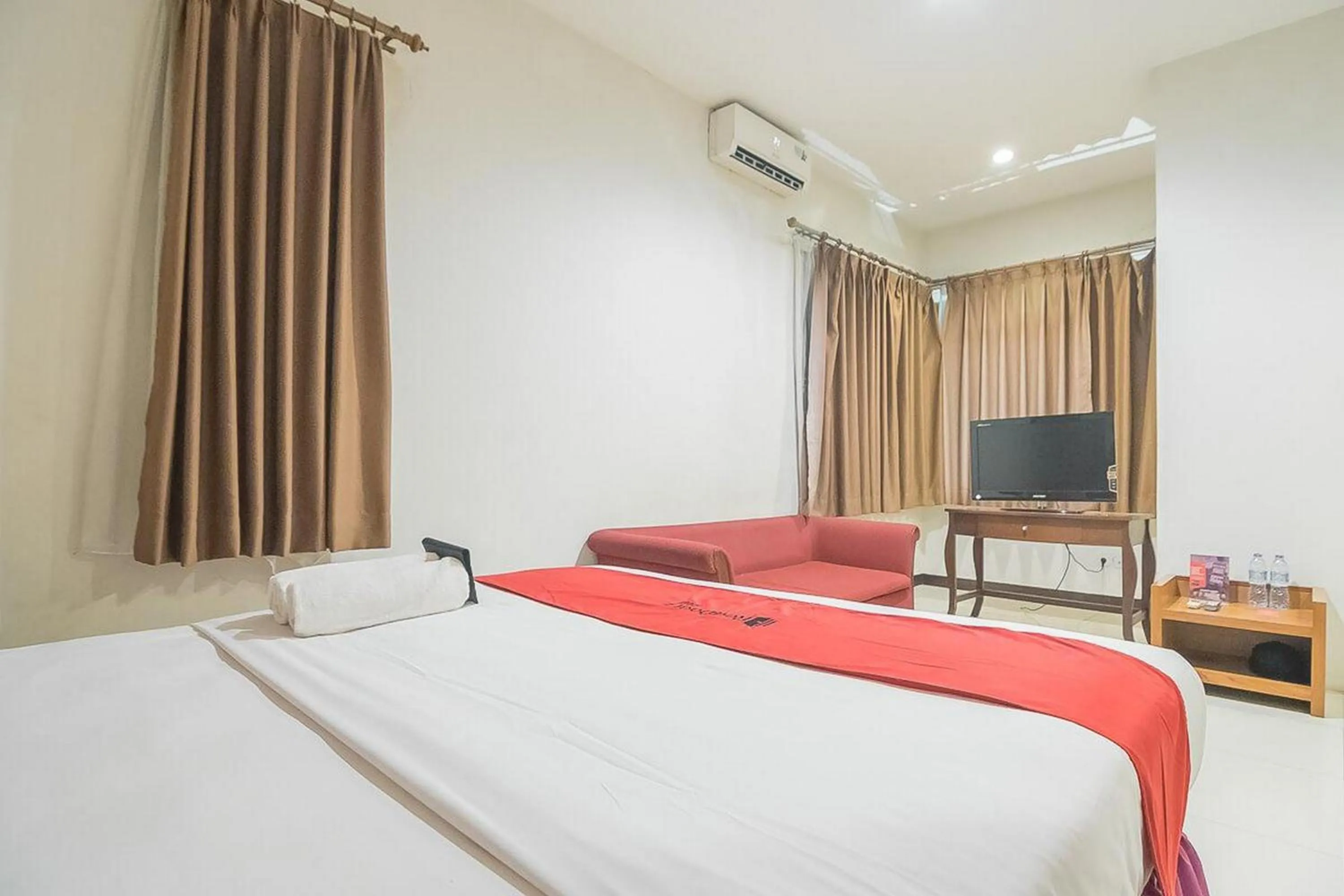 Bedroom, Bed in RedDoorz Near Trans Studio Mall 3