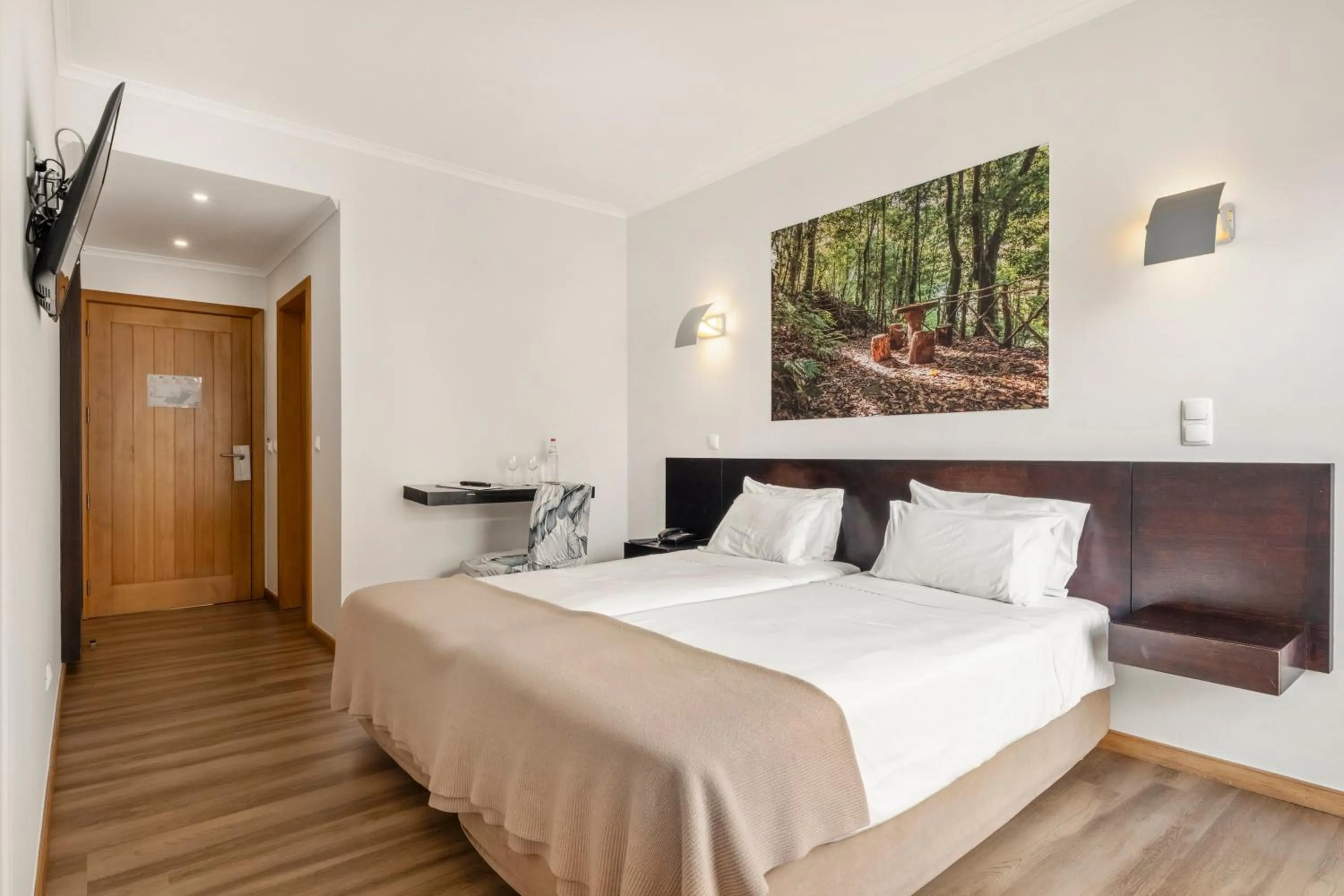 Bedroom, Bed in White Waters Hotel