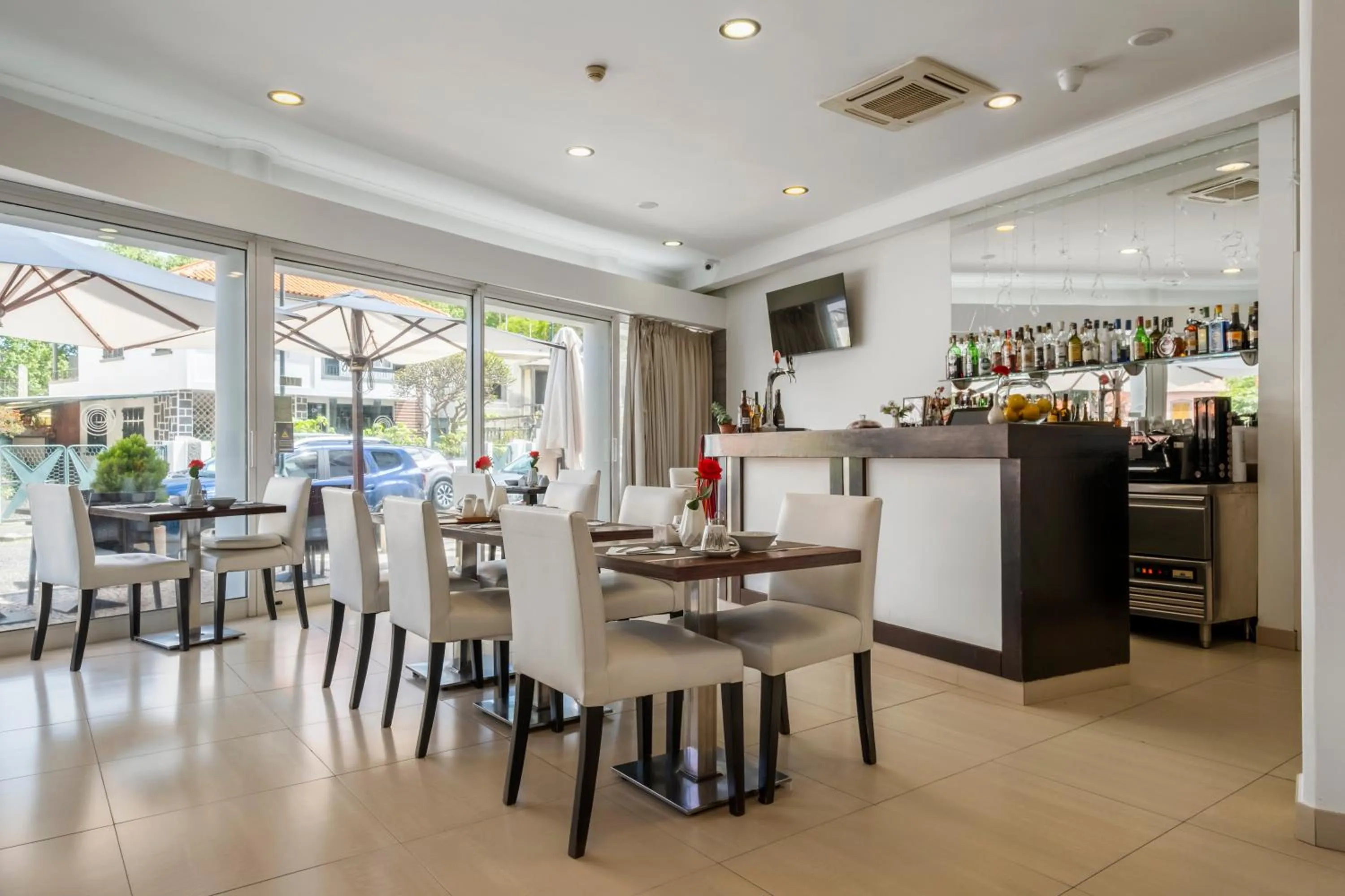 Restaurant/places to eat in White Waters Hotel