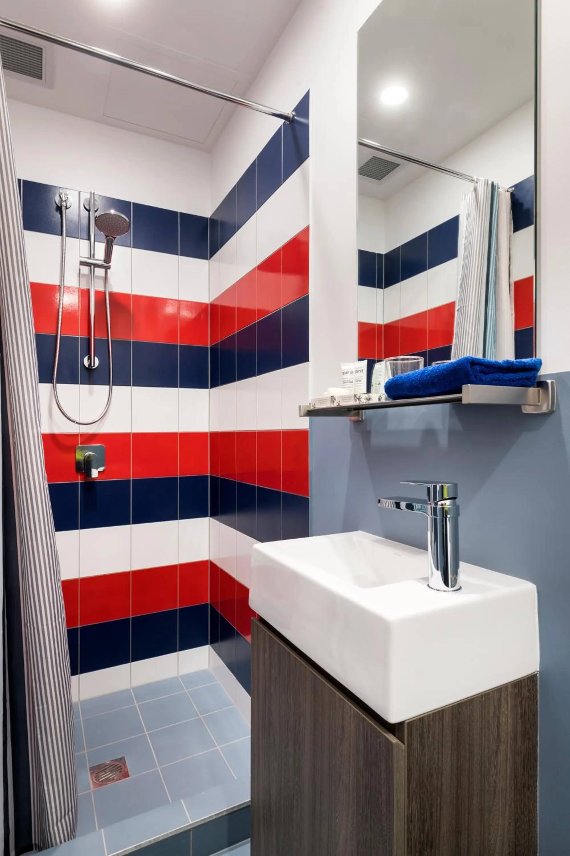 Shower in Hostel G Perth