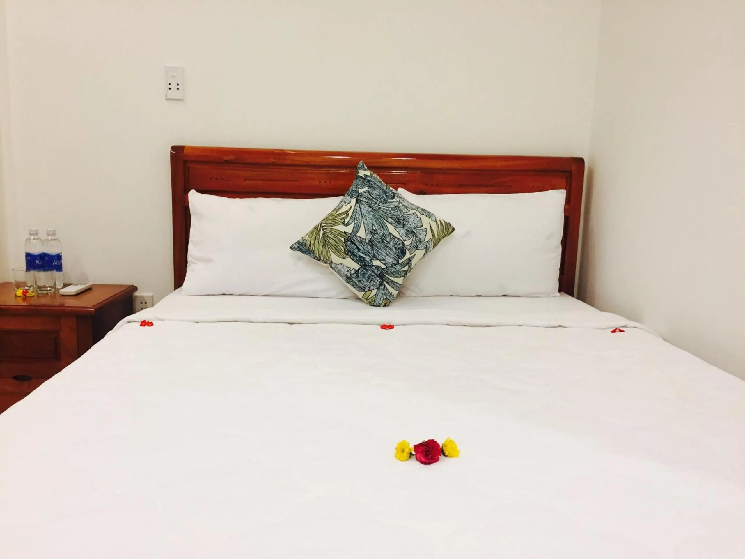 Bed in CANH DUONG MOTEL