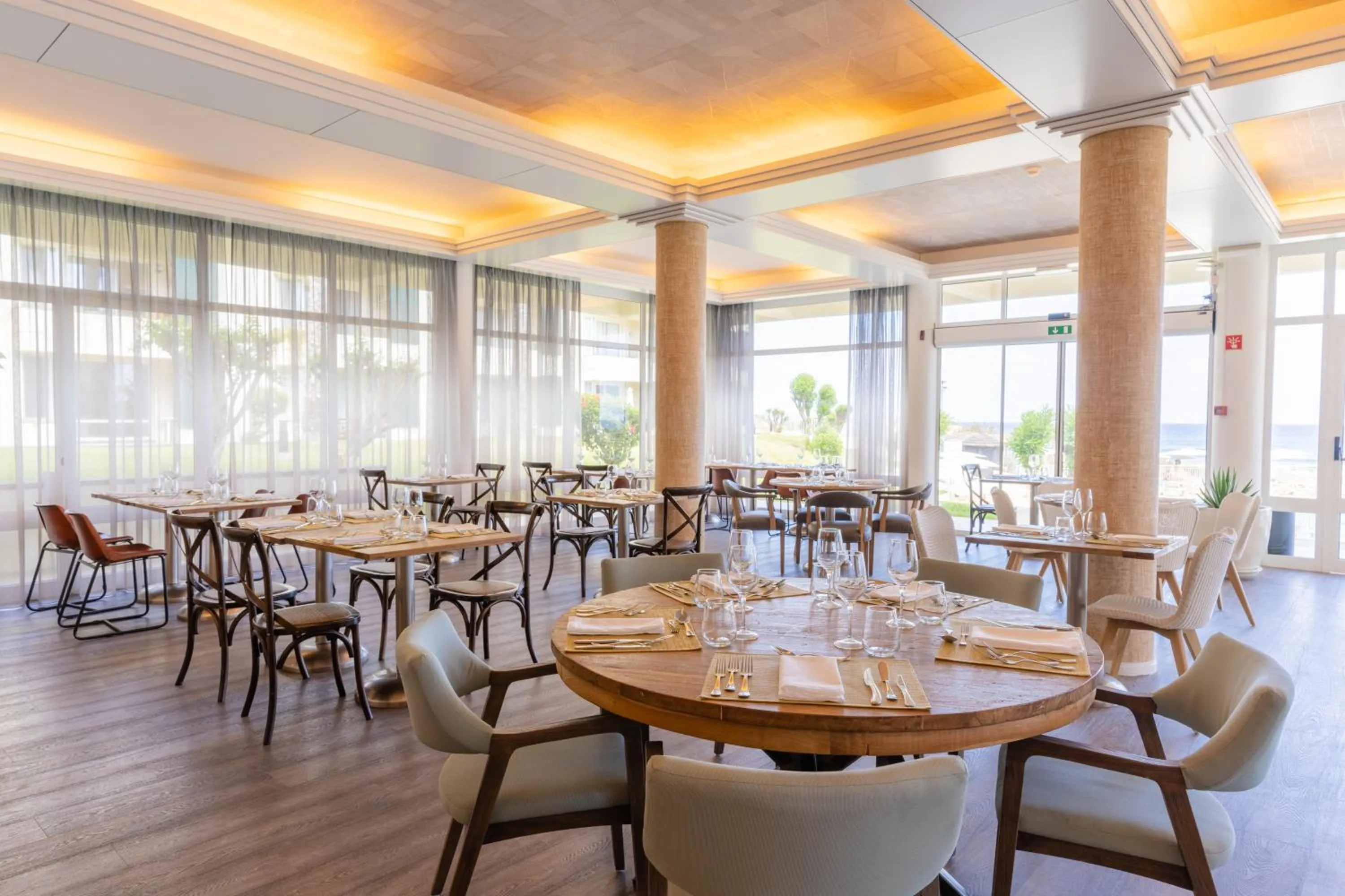 Restaurant/places to eat in Vila Baleira Suites