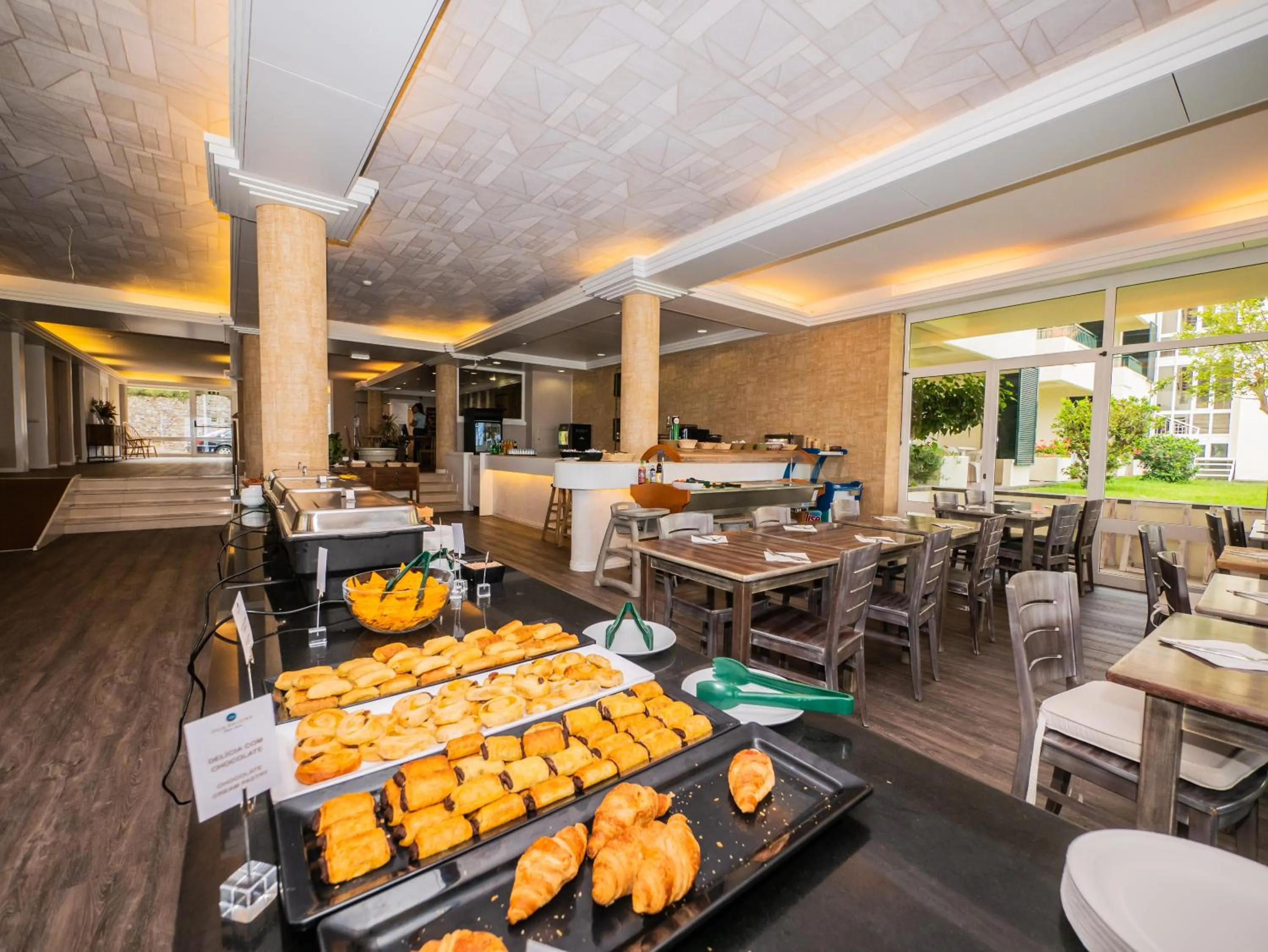 Restaurant/places to eat in Vila Baleira Suites