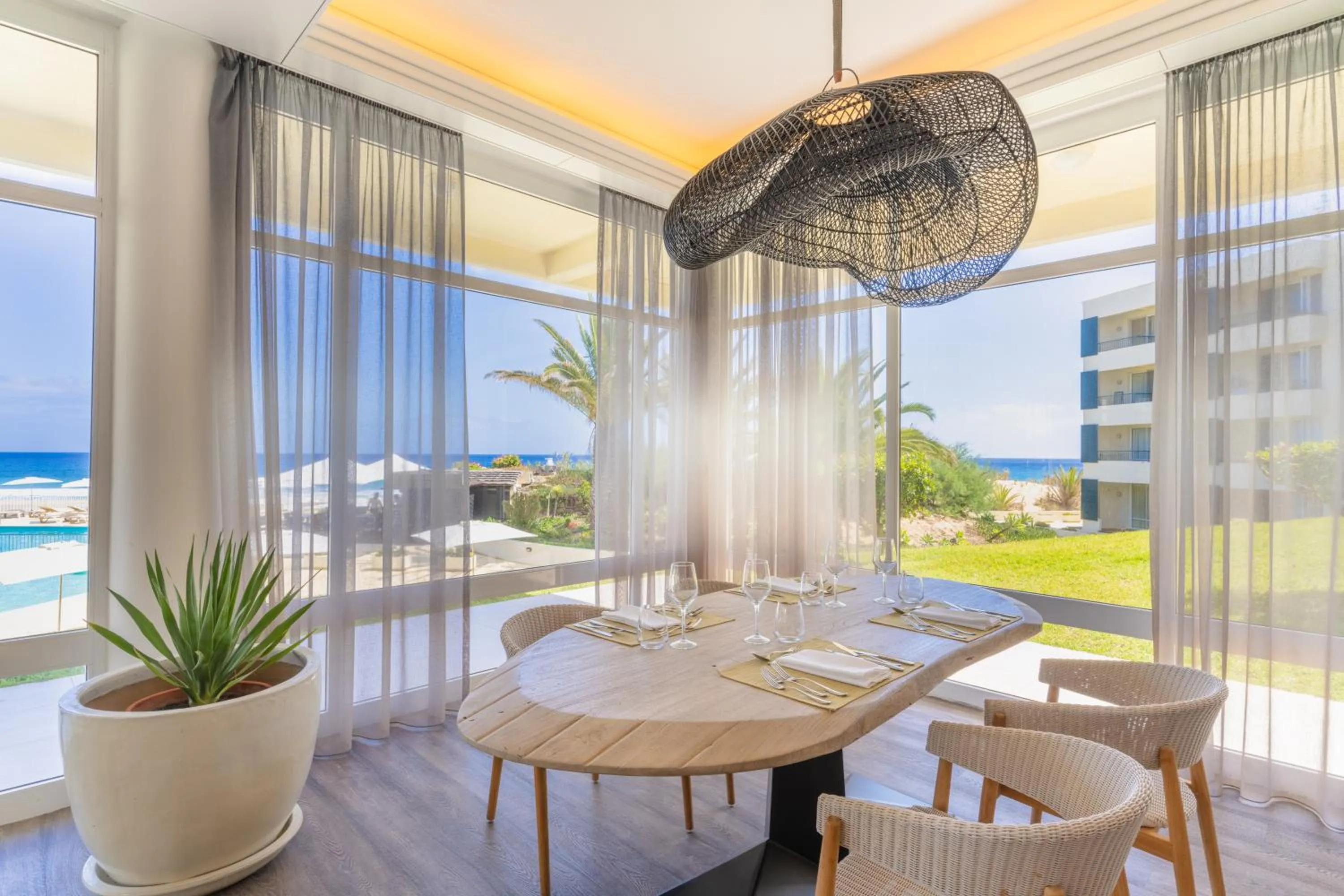 Restaurant/places to eat in Vila Baleira Suites