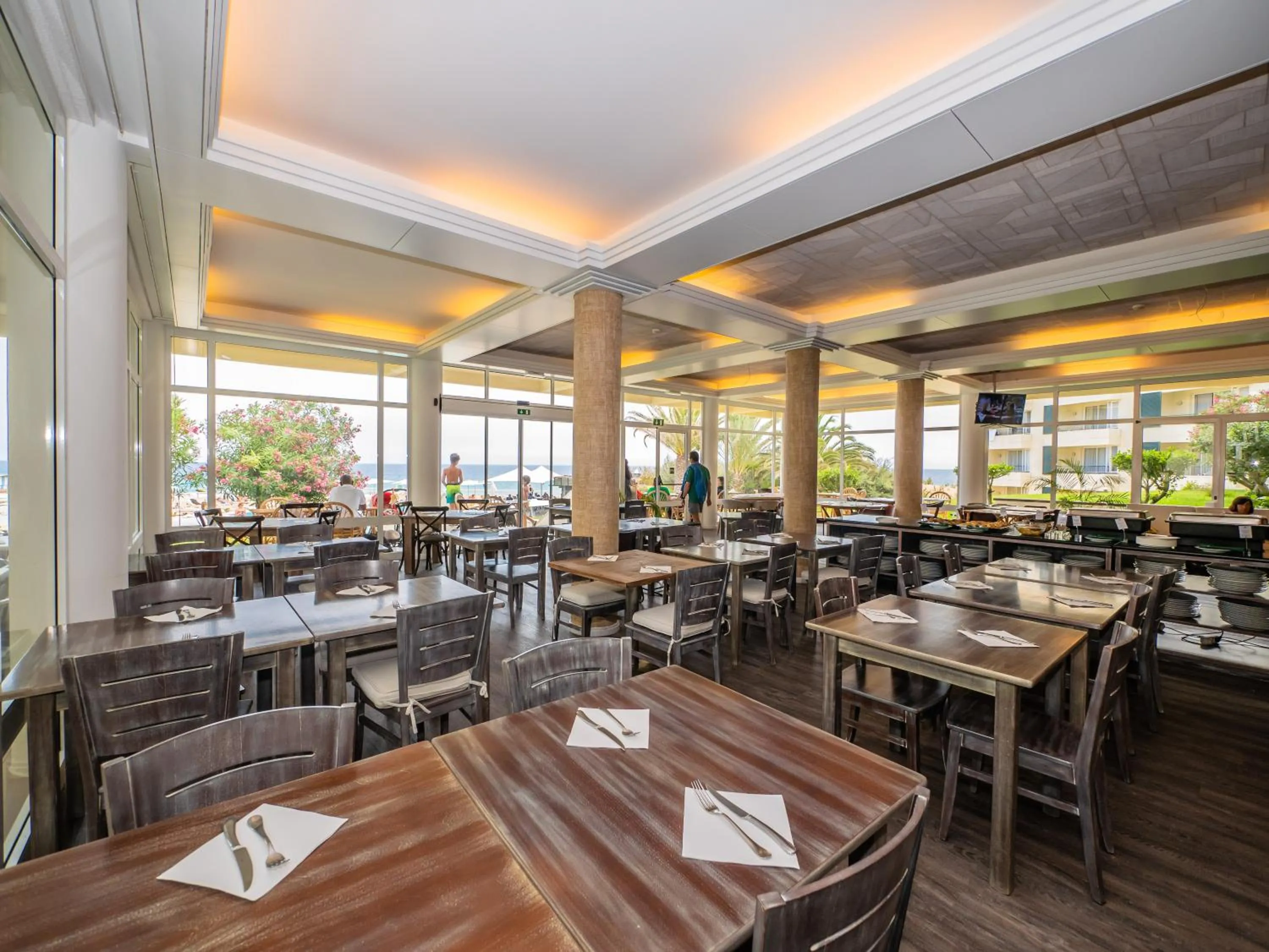 Restaurant/places to eat in Vila Baleira Suites