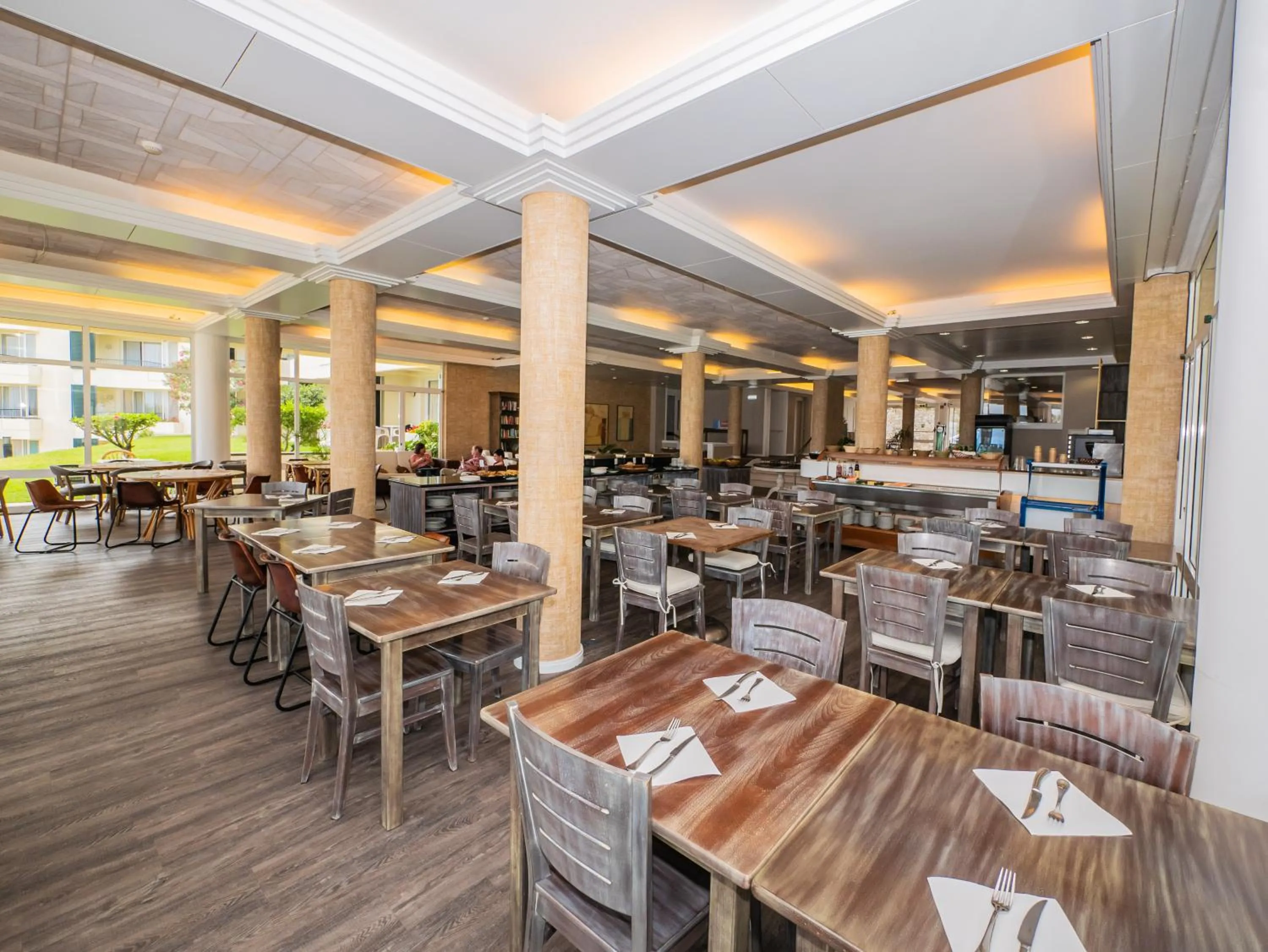 Restaurant/places to eat in Vila Baleira Suites