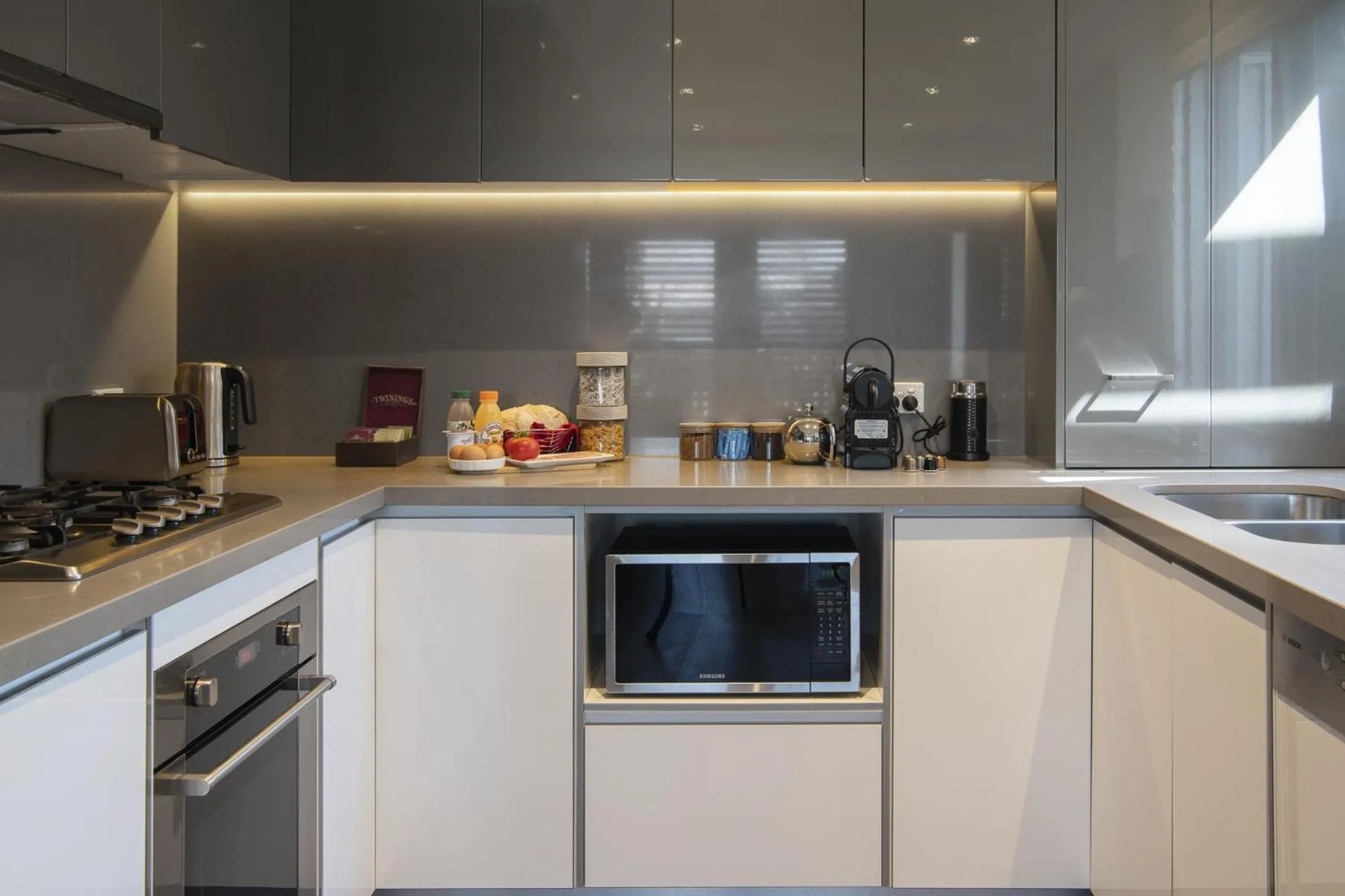 Kitchen or kitchenette in Mews Cottages