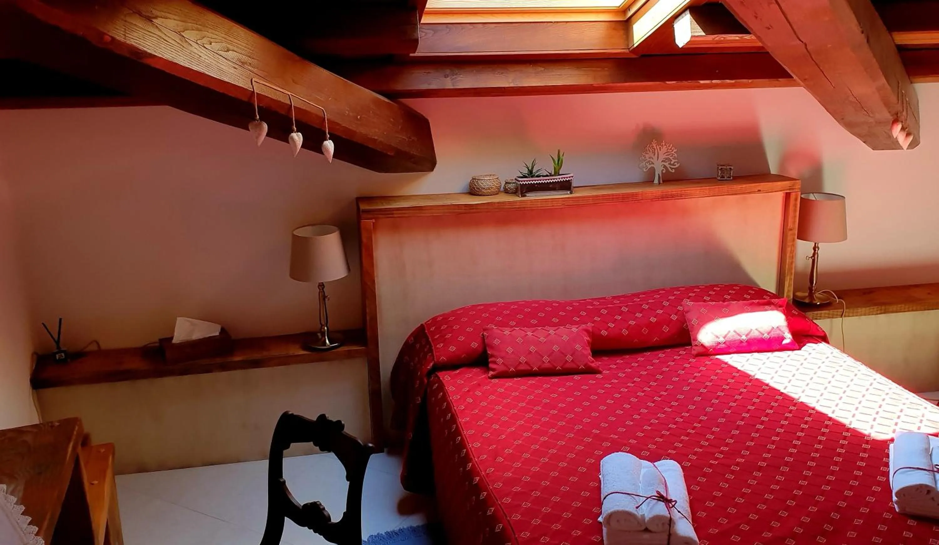 Photo of the whole room, Bed in Amaranto99