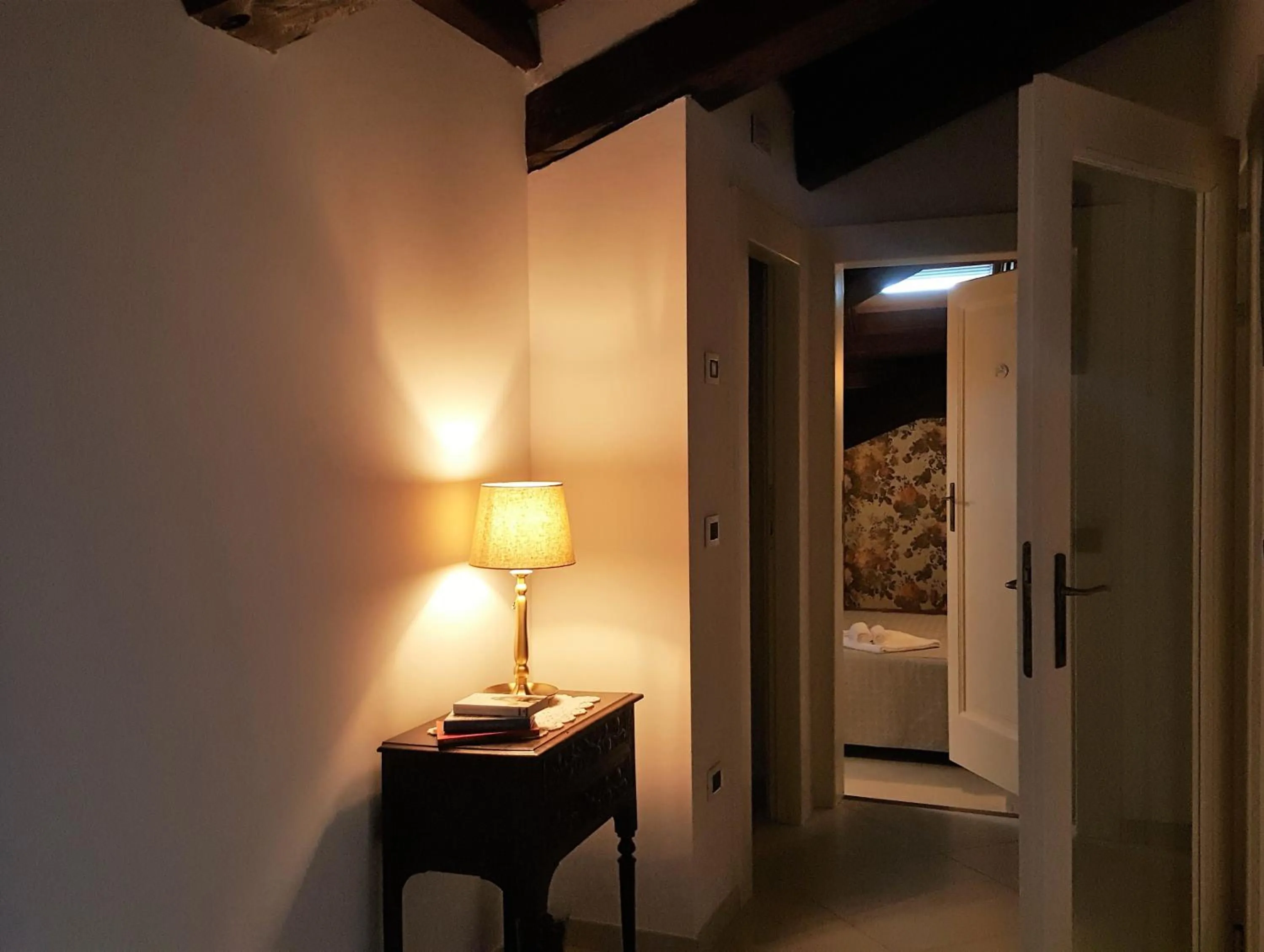 Decorative detail in Amaranto99