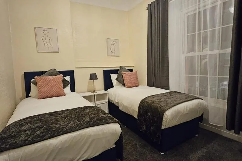 Bedroom, Bed in Bush Hotel