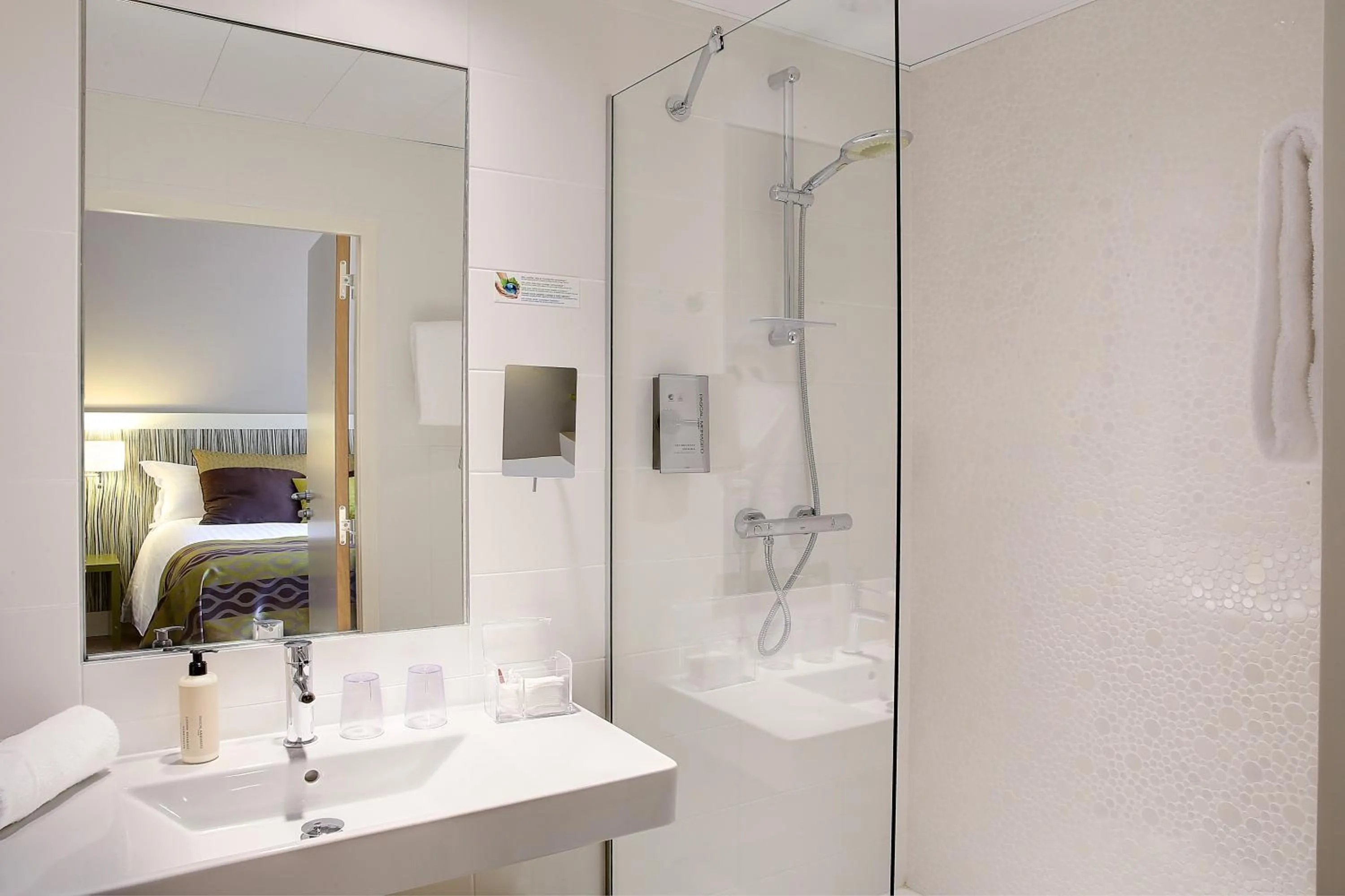 Bathroom in Best Western Plus Paris Meudon Ermitage