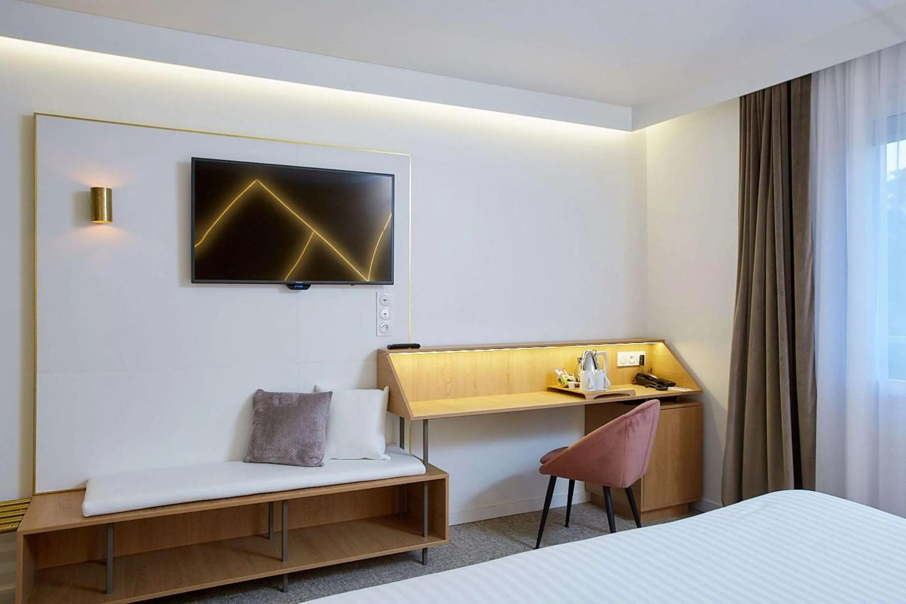 Photo of the whole room, Bed in Best Western Plus Paris Meudon Ermitage